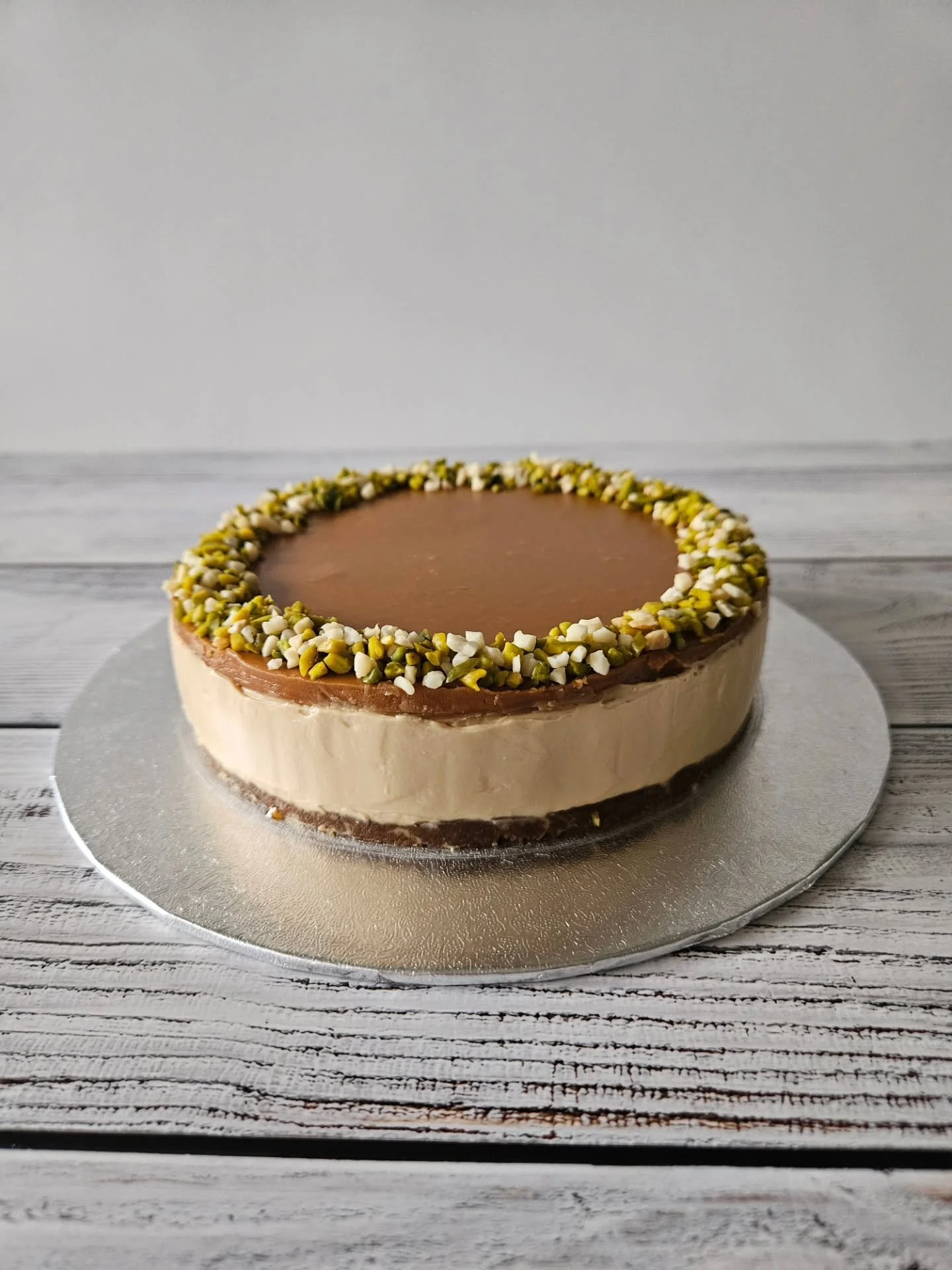 Another no-bake Lotus cheesecake decorated with a mix of pistachios and almonds. This one was just 16cm wide. Simple and yummy 😍

#lotuscheesecake #biscoffcheesecake #biscoffcake #biscoff #lotuscake #caramelcheesecake #biscofflotus #k&auml;sekuchen 