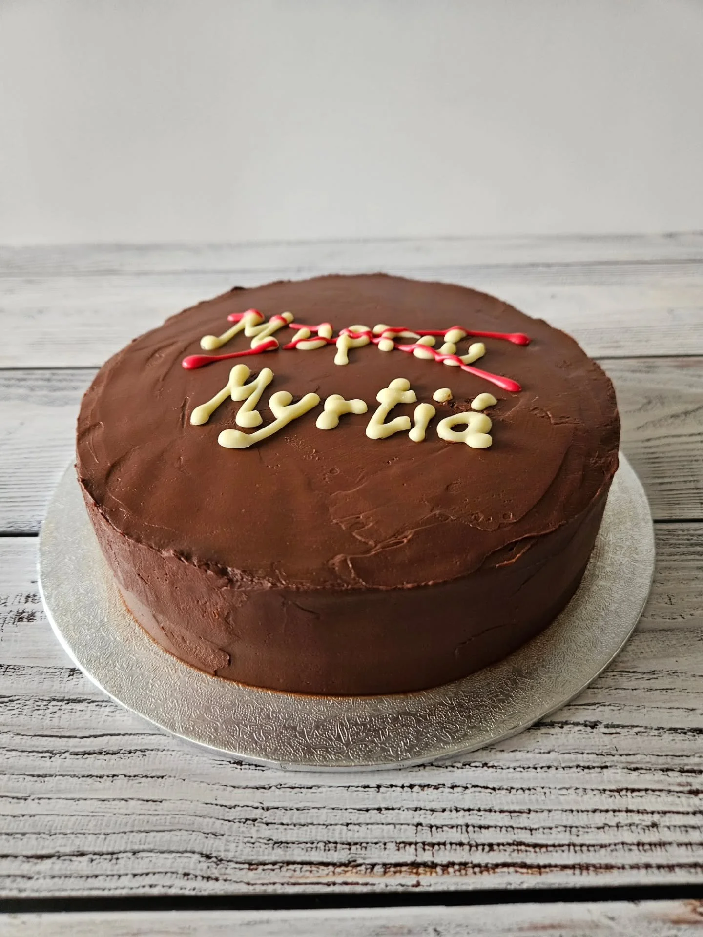 Another little simple cake (18cm). All chocolate, inside out 😁 Chocolate sponge, whipped semisweet ganache filling and darker ganache on top. The writing is made of white chocolate.

#cake #chocolatecake #birthdaycakes #eventcake #chococake #persona