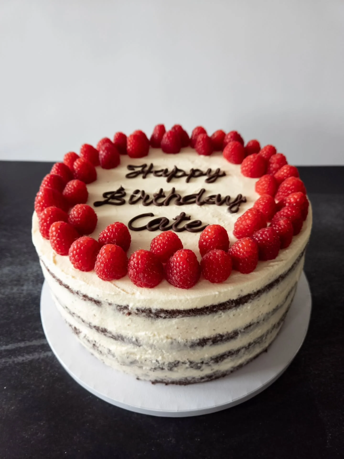 This one was quite big 😁 26 cm wide, 16cm tall. I must say that the naked mascarpone-fruit type of cake is a hit and people have been requesting this recently quite a lot. It's light, fresh and not very sweet.

This one contains vanilla mascarpone, 