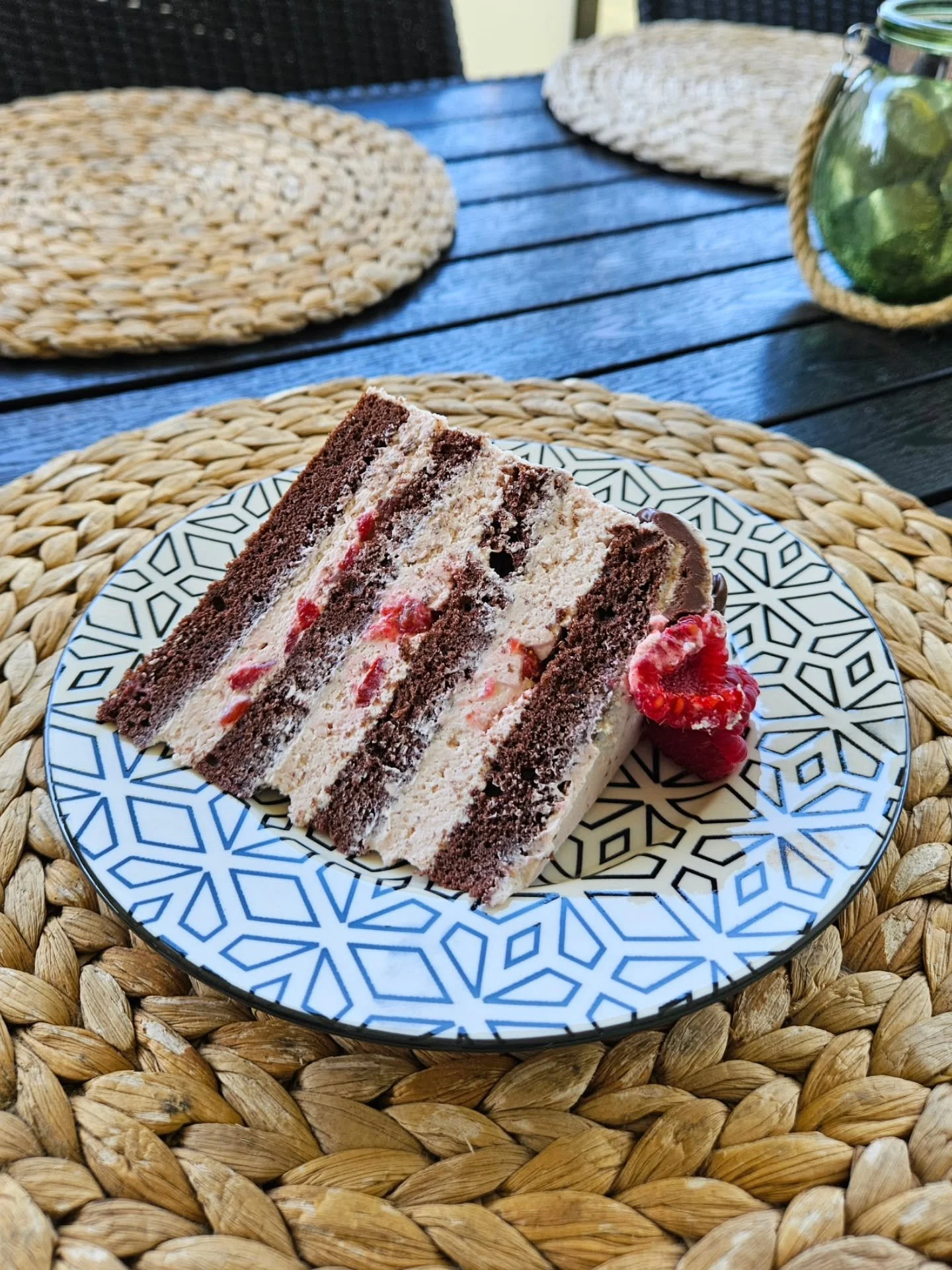 Strawberry naked cake for any day 😁 and of course you can replace the strawberries or raspberries by any fruit you like. So easy to adapt it 😊

#strawberrycake #mascarponecake #creamcakelover #fruitcakes #birthdaycakeideas #chocodripcake #seminaked