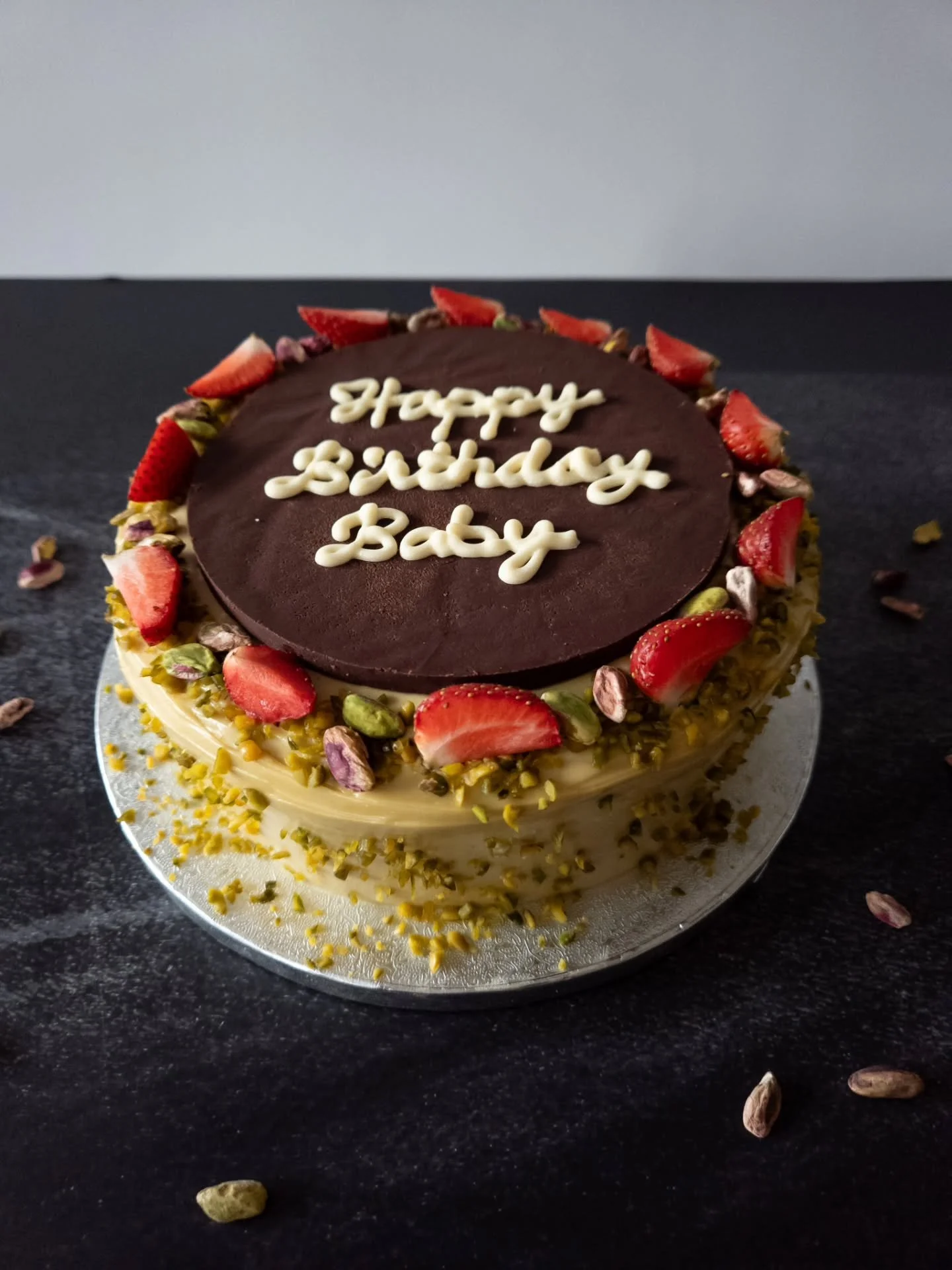 Pistachio-strawberry! Latest birthday cake from Petr's Bakery 😁 I didn't have exactly this design in mind when I was planning the cake but turned out quite interesting and fitting October. It has this Autumn vibe thanks to its colors, right?

It con