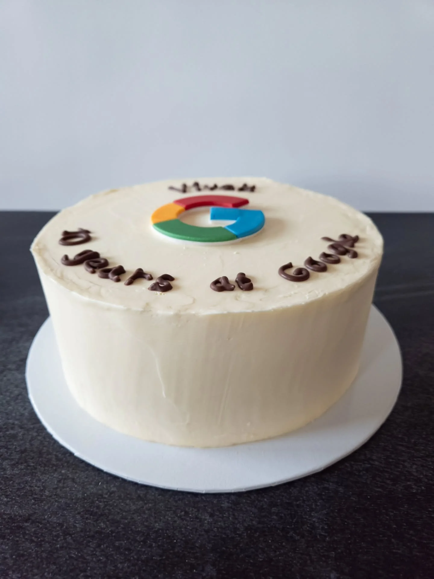 This was a fun project for Google 😁 testing of different materials and skills at once. From 4 biscuits, each in different Google color, swiss meringue buttercream, to fondant logo and handwritten message made of chocolate.

This cake is cca 23cm wid