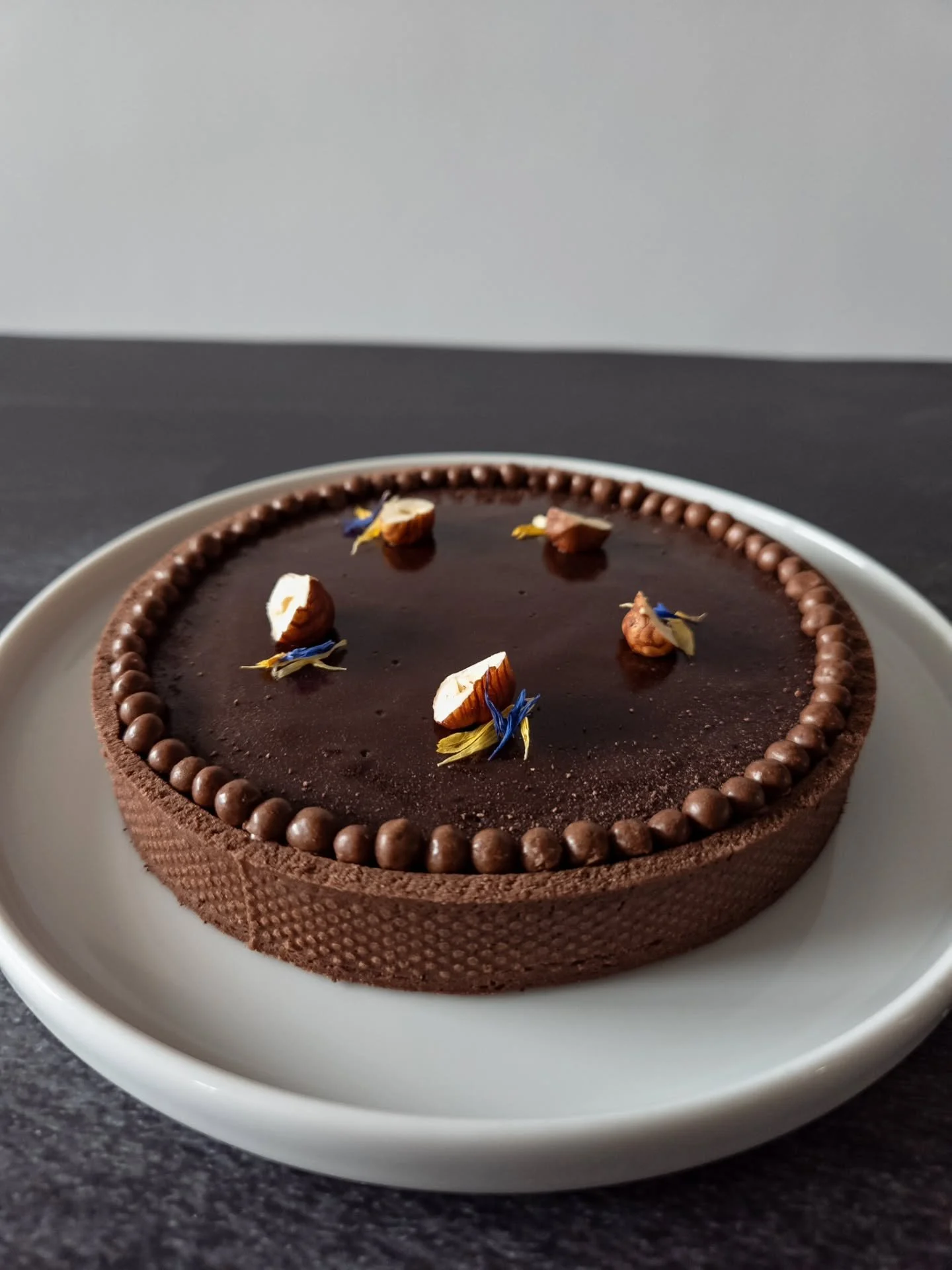 Who doesn't love chocolate desserts? 😍 Here's one small chocolate tart with baked chocolate ganache. Crispy, silky, simply delicious 😋

#tart #tartelettessucr&eacute;es #tartelettes #tartelette #tarte #shortcrustpastry #shortcrustcake #frenchpastry