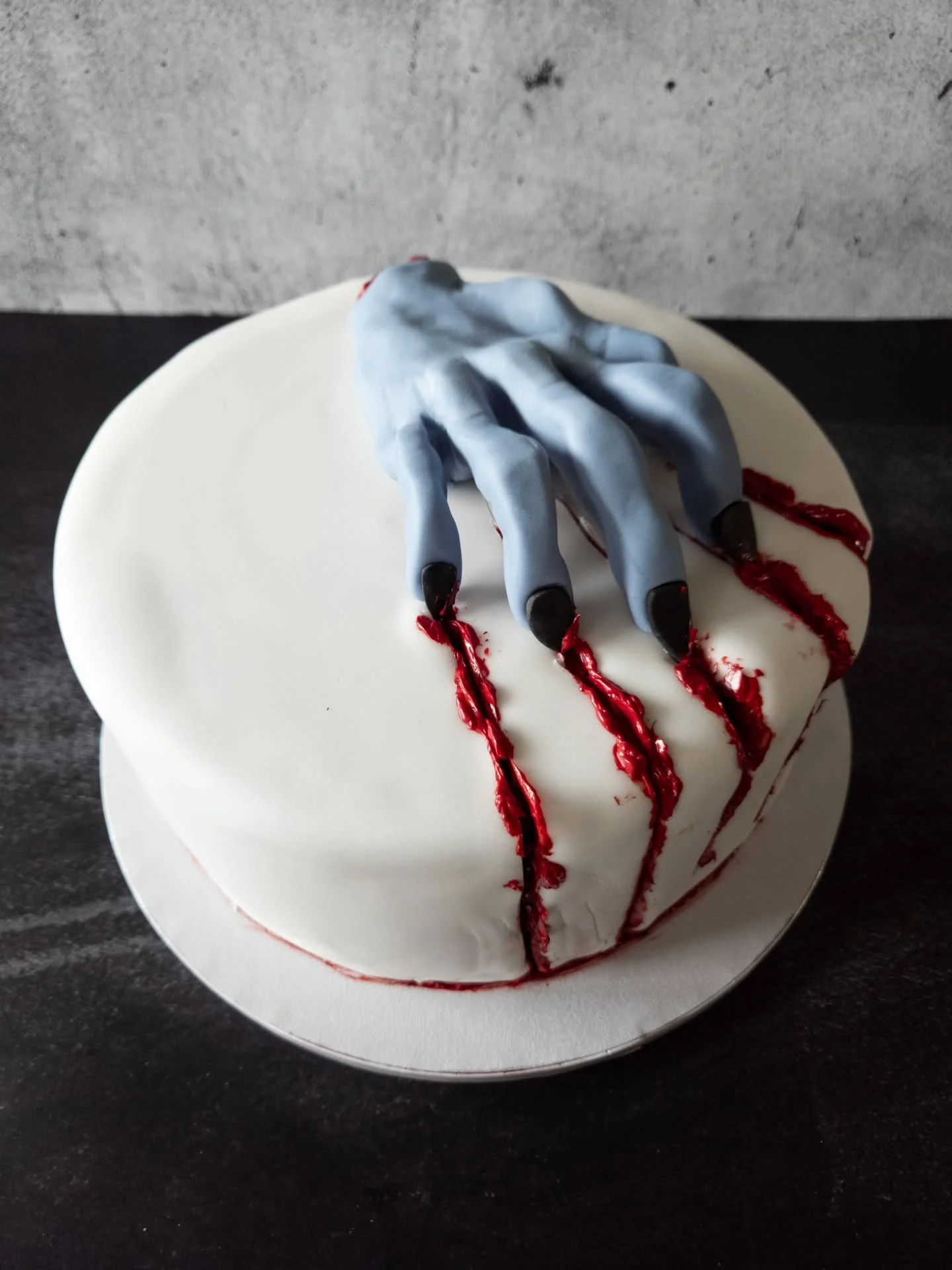 Happy Halloween! 🎃🦇 This one was a challenge. Red velvet cake with what I can describe is a creepy morbid theme. I will show you the inside in another post but in short, it's based on a red velvet cake, so it's all red inside with bloody buttercrea