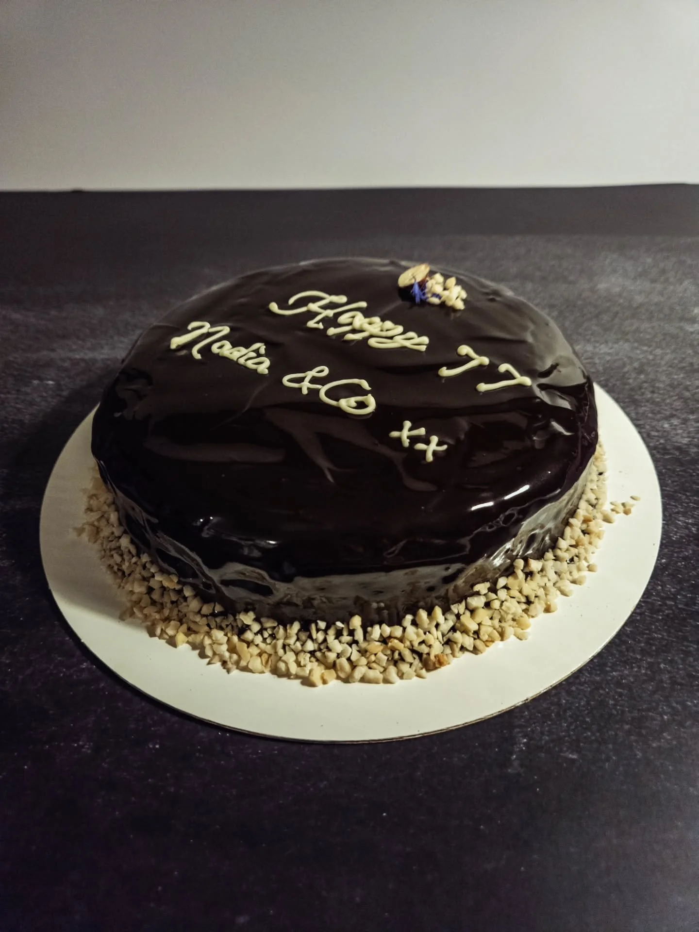 Last week I tried to make a birthday cake more in entremet style and this 18cm cake has rather stone texture surface instead of typical smooth sides. It's a dark chocolate mirror glaze, I think it looks little bit darker on the photos. The cake conta