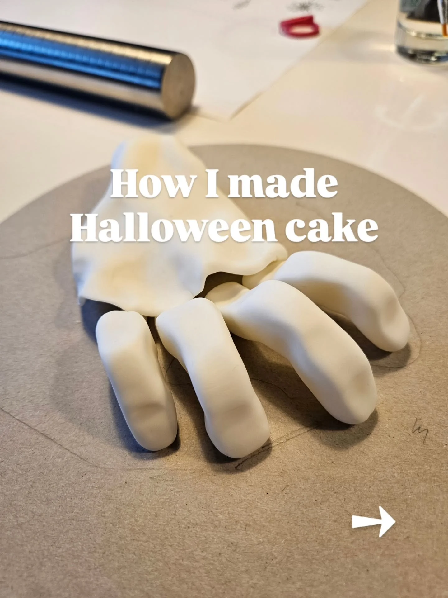 I'd like to share with you how I made the creepy hand cake for last Halloween 🎃🦇

First, I made the hand since the fondant needed some time to dry. I always like to start with a rough shape, just to see the scale and how much material I need. Then 
