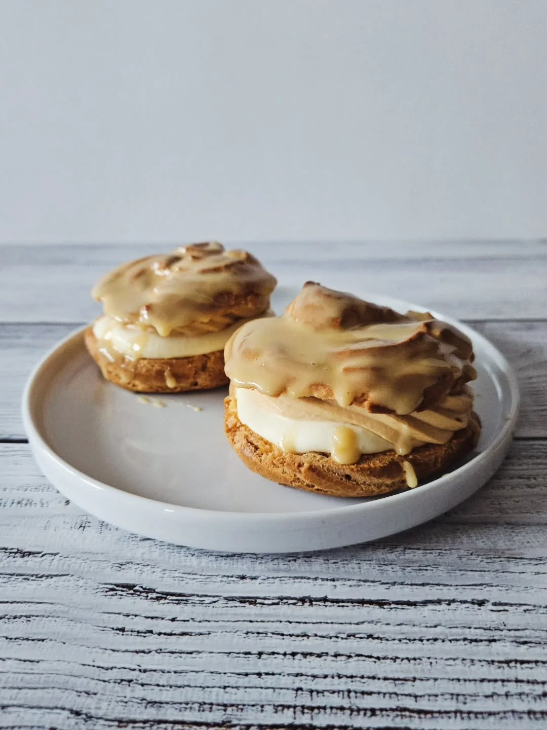 This week I finally tried something that was haunting me for some time 😏 it's very popular Czech dessert "Větrn&iacute;k" (windmill). It's similar to German Windbeutel and other French products made of choux pastry. However this one is qui