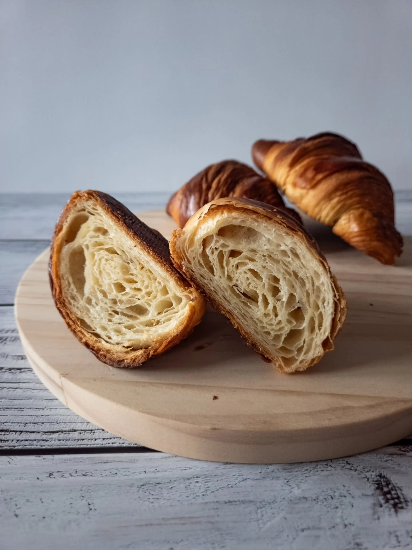 You all know French croissants. But wait for what's coming next 👀🙈 it's going to be quite special. I tested something new and will share that with you soon. But this has to do for now 😁 stay tuned!

#croissants #frenchcroissant #viennoiserie #fren