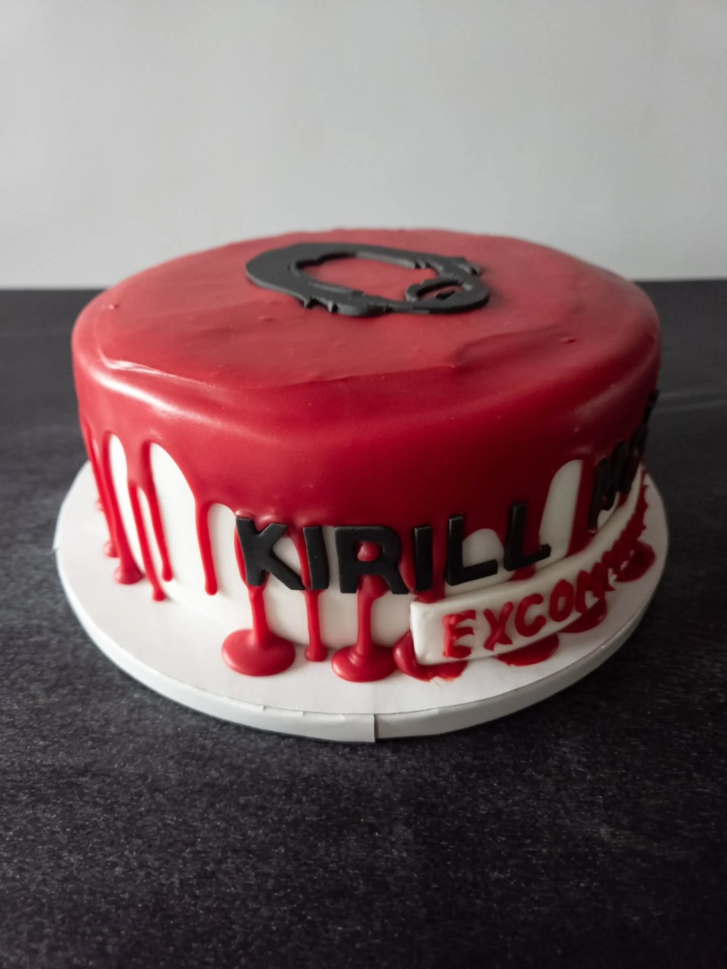 Do you recognize the theme? 🤔 Status: Excakeommunicado 😁🐕✏️🪙

One of the latest cakes, made of chocolate flavor for the most part. Decorated with white (red) chocolate glaze and a couple of fondant elements.

#johnwick #johnwickcake #caketheme #c