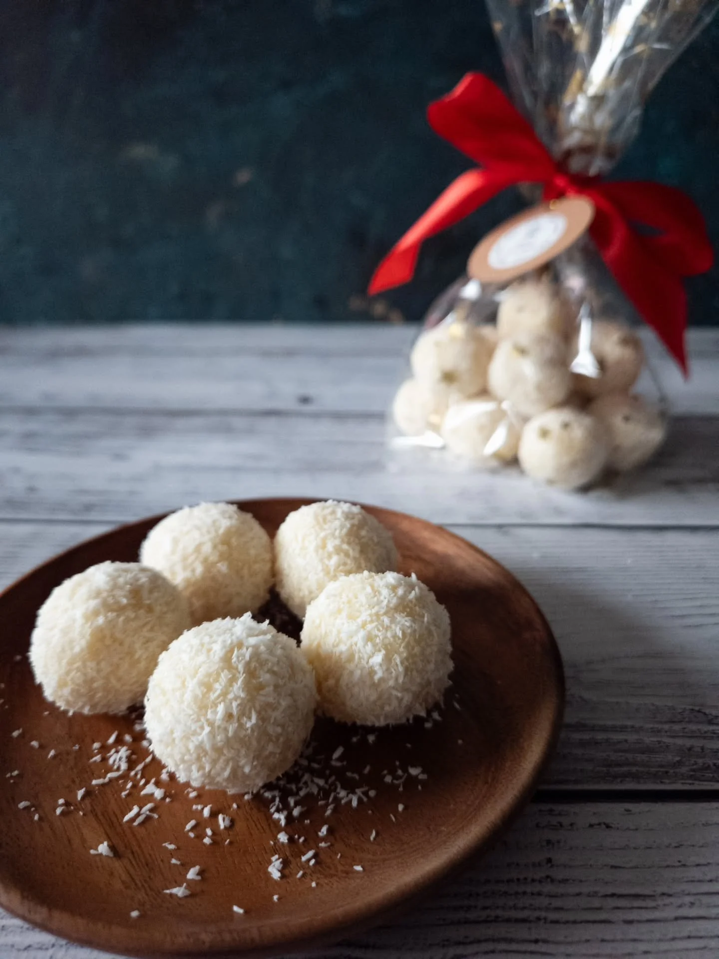 Handmade coconut balls ala "Raffaello" for Christmas. Don't forget to check other Christmas cookies on my website. There's still time to order 😁 link 🔗 in my bio. 

#raffaello #raffaelloballs #coconutballs #coconutpralines #coconutcookie 