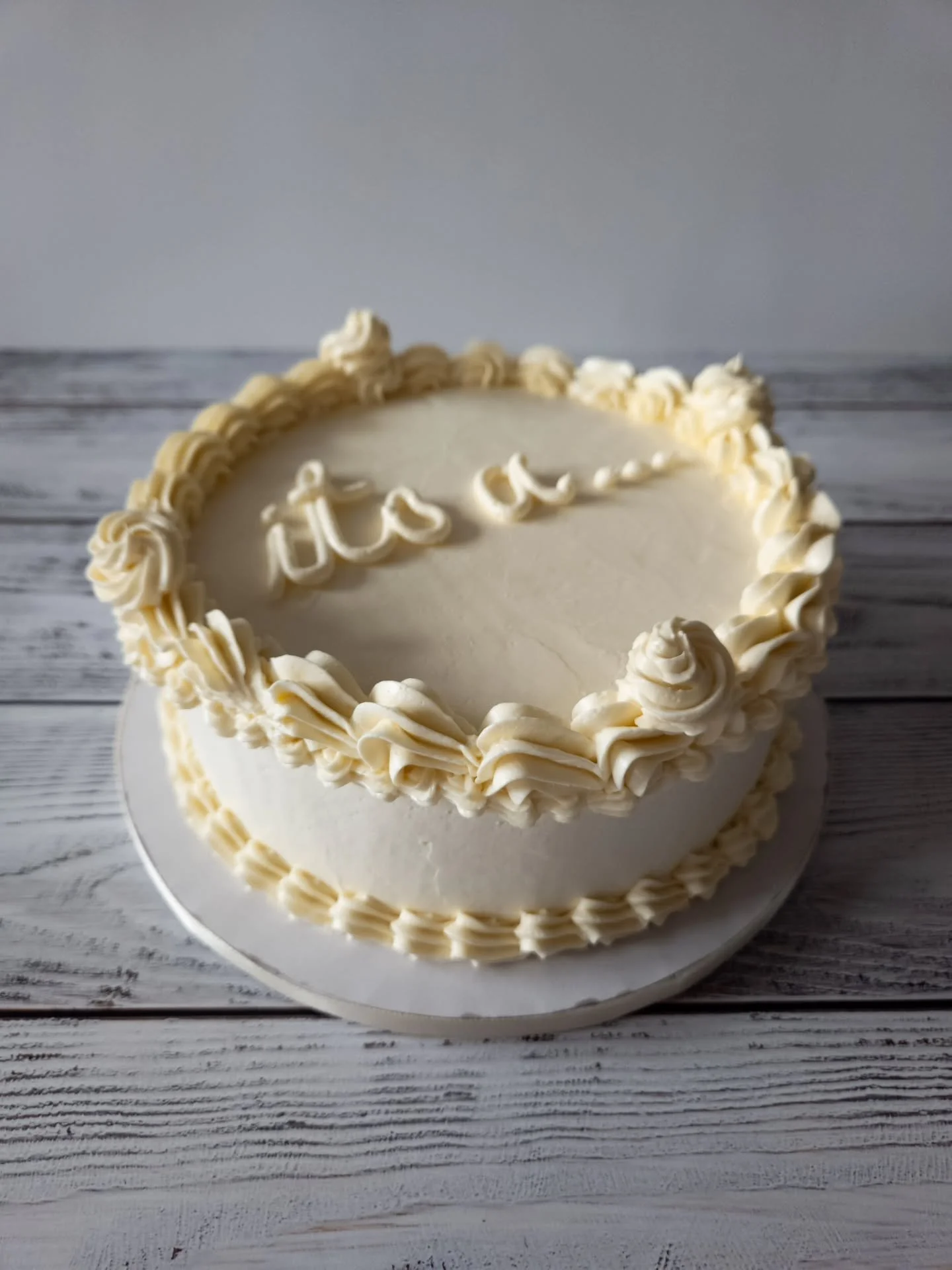 One of the last orders this year. Gender reveal cake. It's the first time I was making a classical cake with this kind of ornaments. So please don't judge me too harshly 😩

The cake is made of vanilla sponge and vanilla light cream filling (gender c