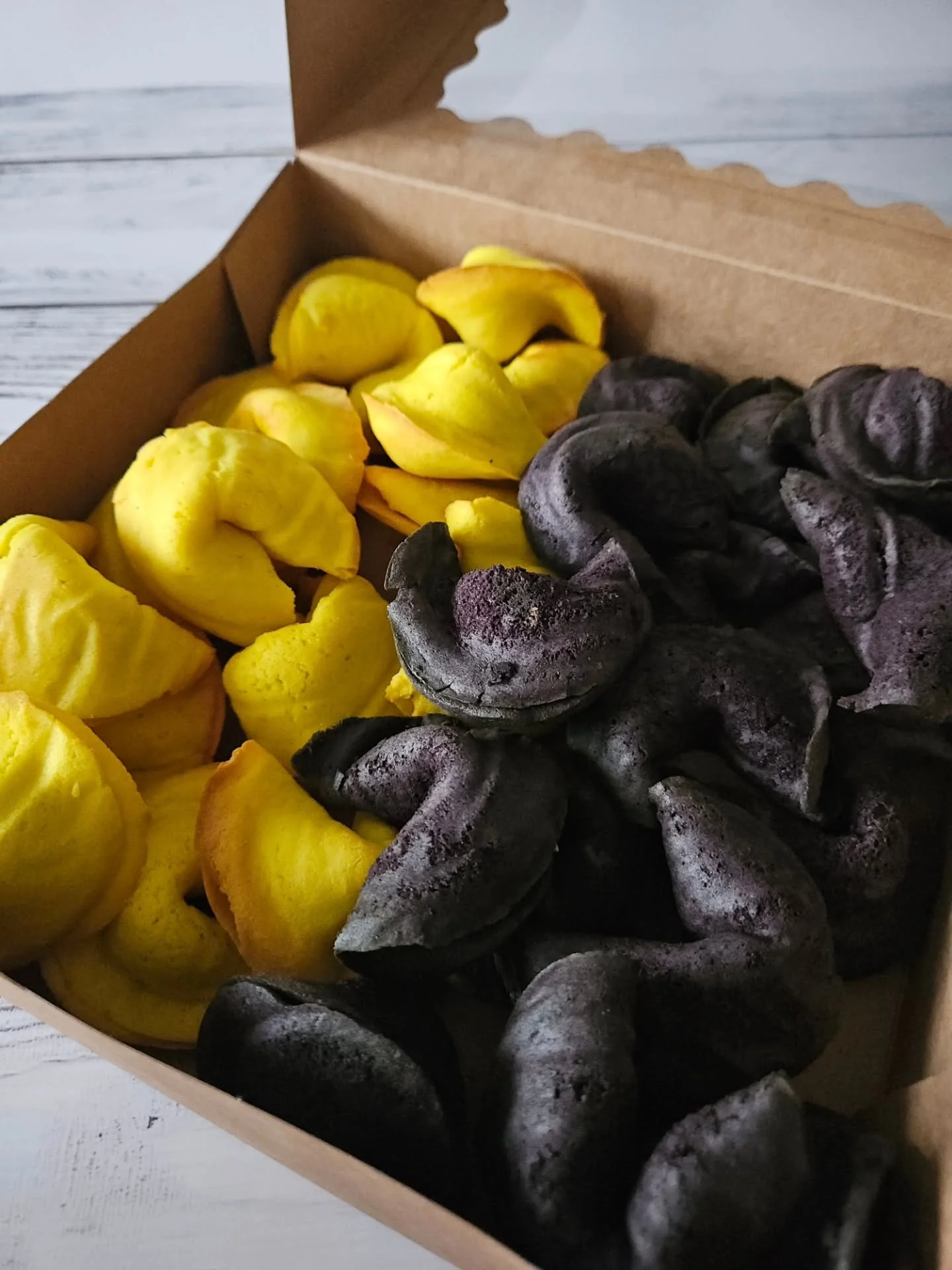 Beginning the year with an unusual order, over 100 fortune cookies in two colors and slightly bigger size than you can normally get. After all, it's for a company selling trucks 😁 so the cookies should be bigger. I hope making these will bring me lu