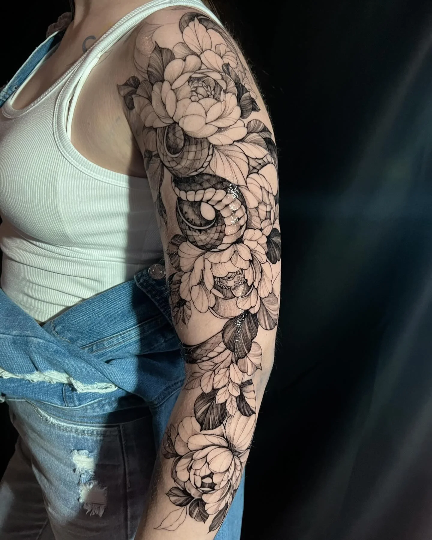 🔥AMAZING FOOL SLEEVE 🔥  Booking available!  #tattoo #californiatattoos #californiatattooartist #orangecountytattoo #flowerstattoo #finelinetattoo #tattoodo #inked #fineline #madalatattoo #orangecounty