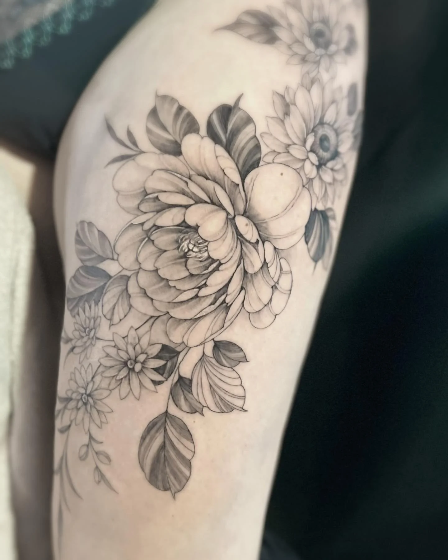 Another floral piece 🌸🌺🌷 Dm to book 📲. #tattoo #californiatattoos #californiatattooartist #orangecountytattoo #flowerstattoo #finelinetattoo #tattoodo #inked #fineline #madalatattoo #orangecounty