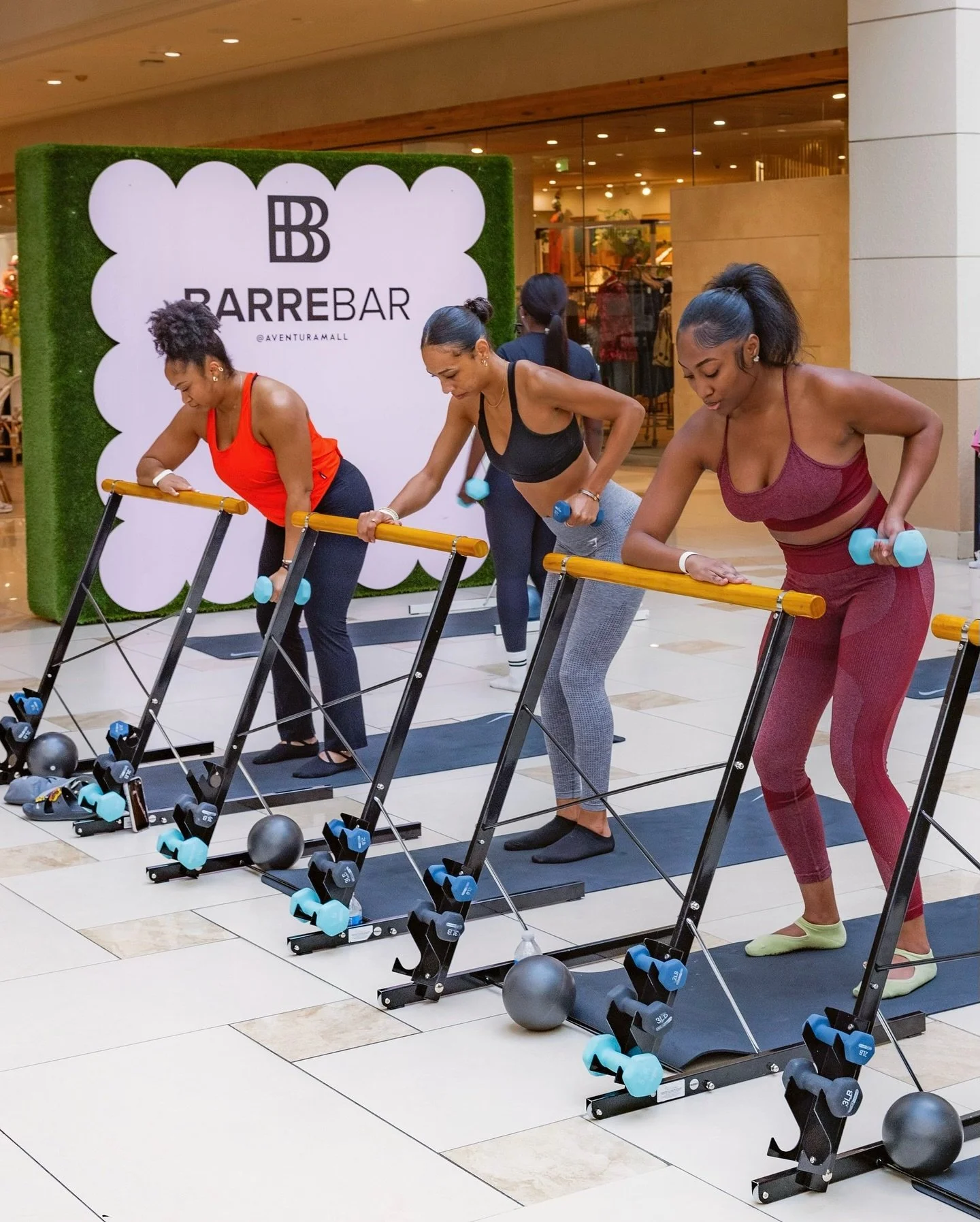 Still reminiscing about our last pop-up with @aventuramall &amp; @nike Aventura 🔥

We worked hard at the barre and played even harder at our mocktail bar 🤩

We can&rsquo;t wait to meet you at our next pop-up 💪

#barrebar #barrefitness #pilates #mi