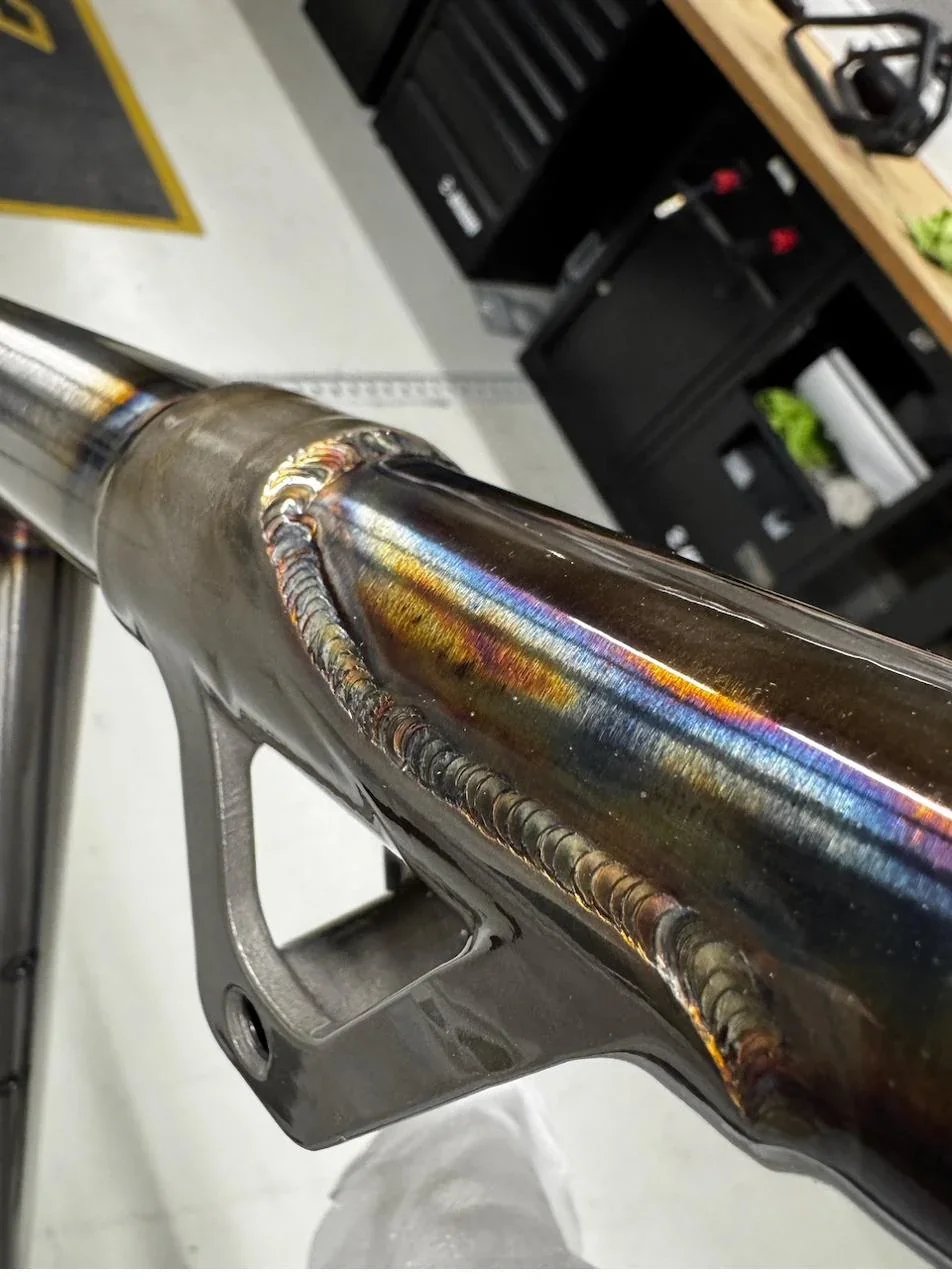 shan-6-enduro-frame-tig-weld-heat-tint-yoke-detail-andorra.jpg.webp