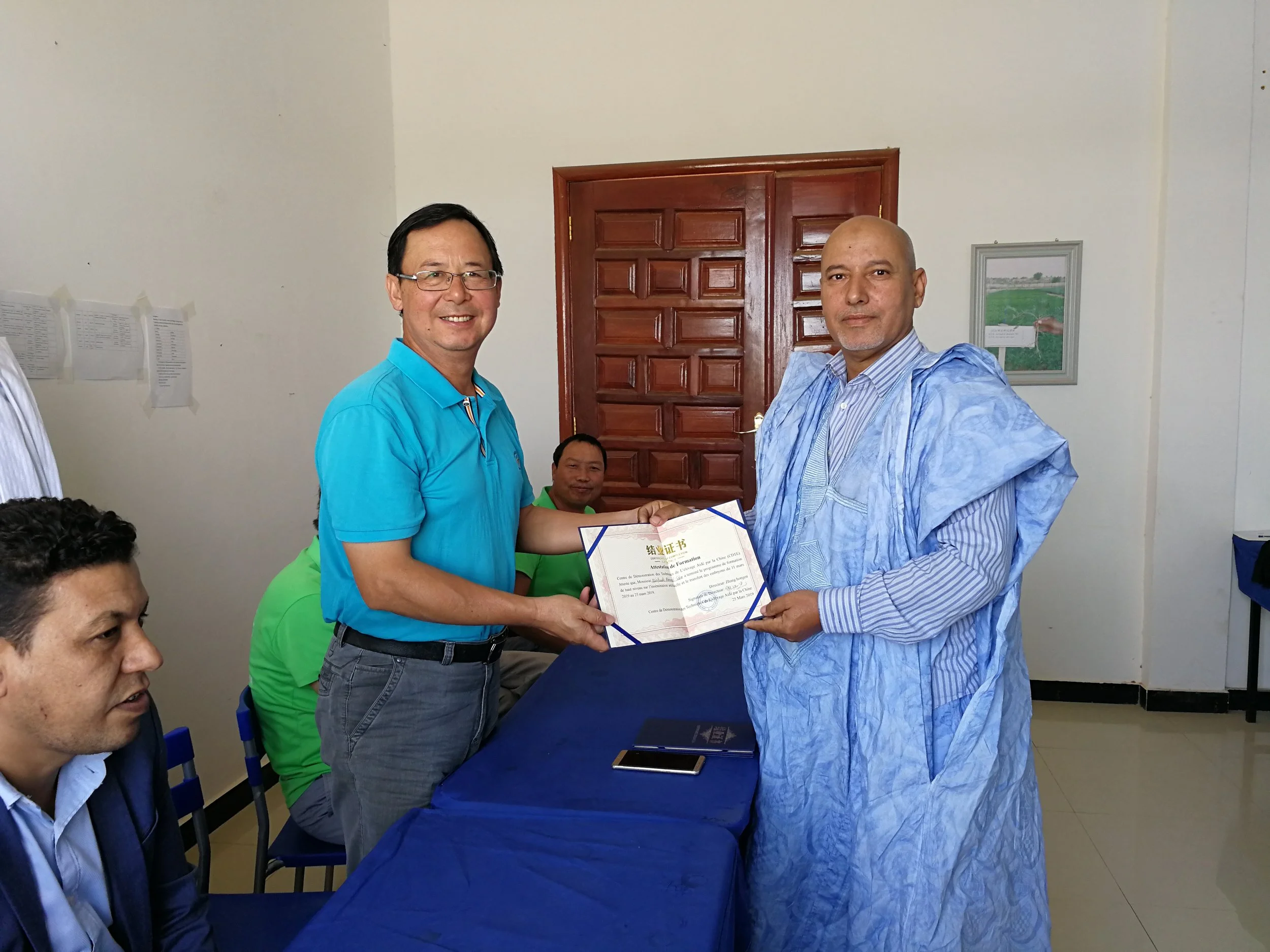 授课专家为结业学员颁发证书.jpg
