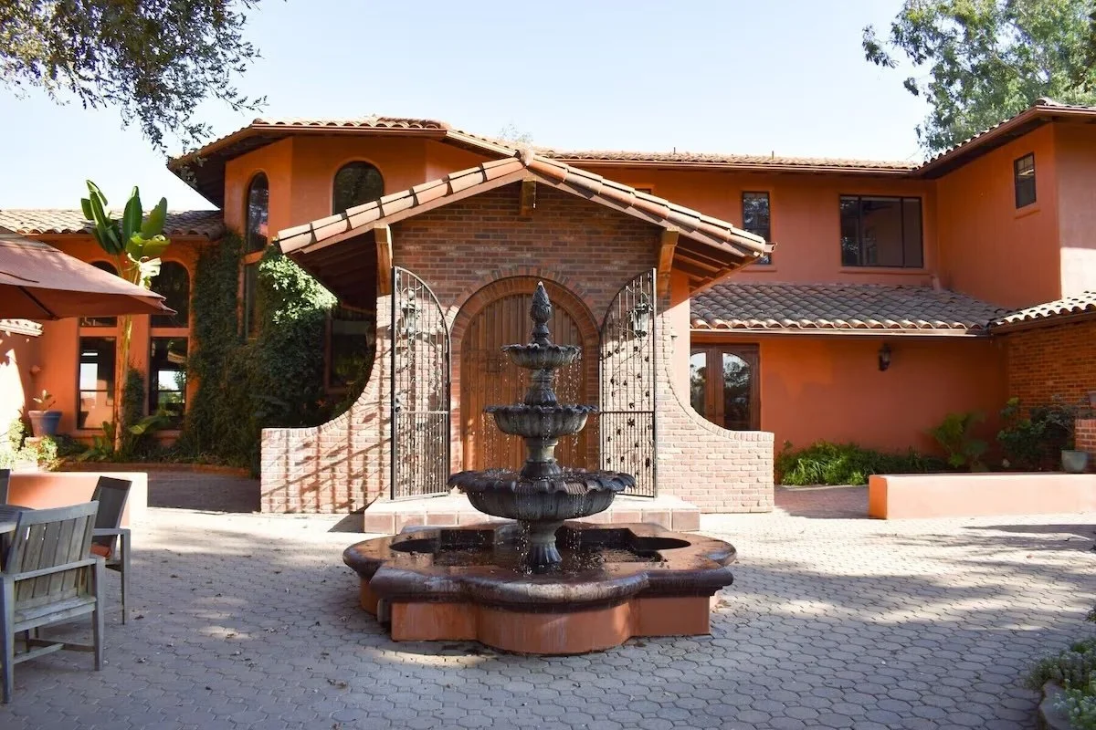 Why More Couples Are Choosing VRBO and Airbnb for Their Wedding Venue