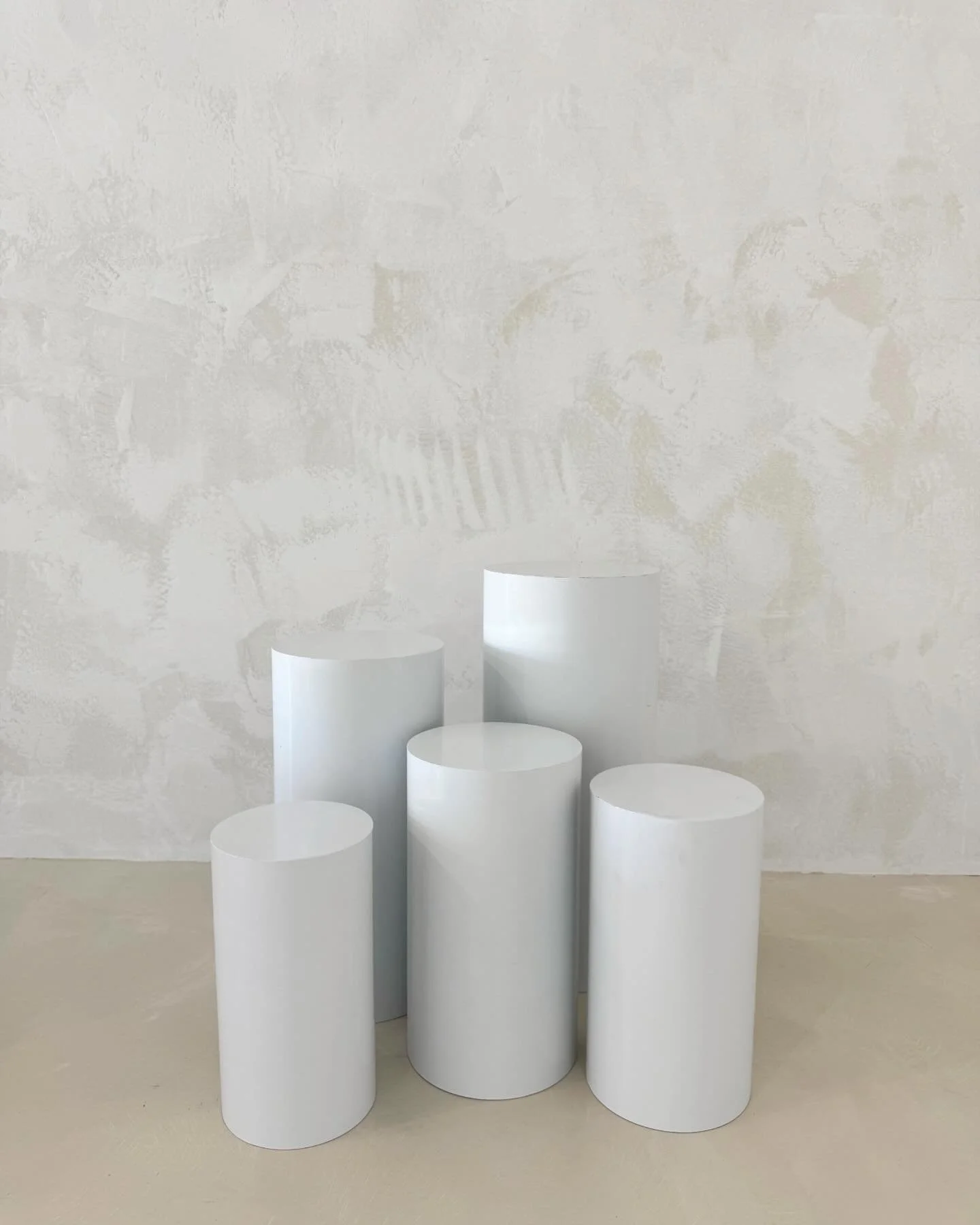 Our versatile white plinths props. Perfect modern touch for showcasing your art, florals, or simply creating a focal point 🙌🏻