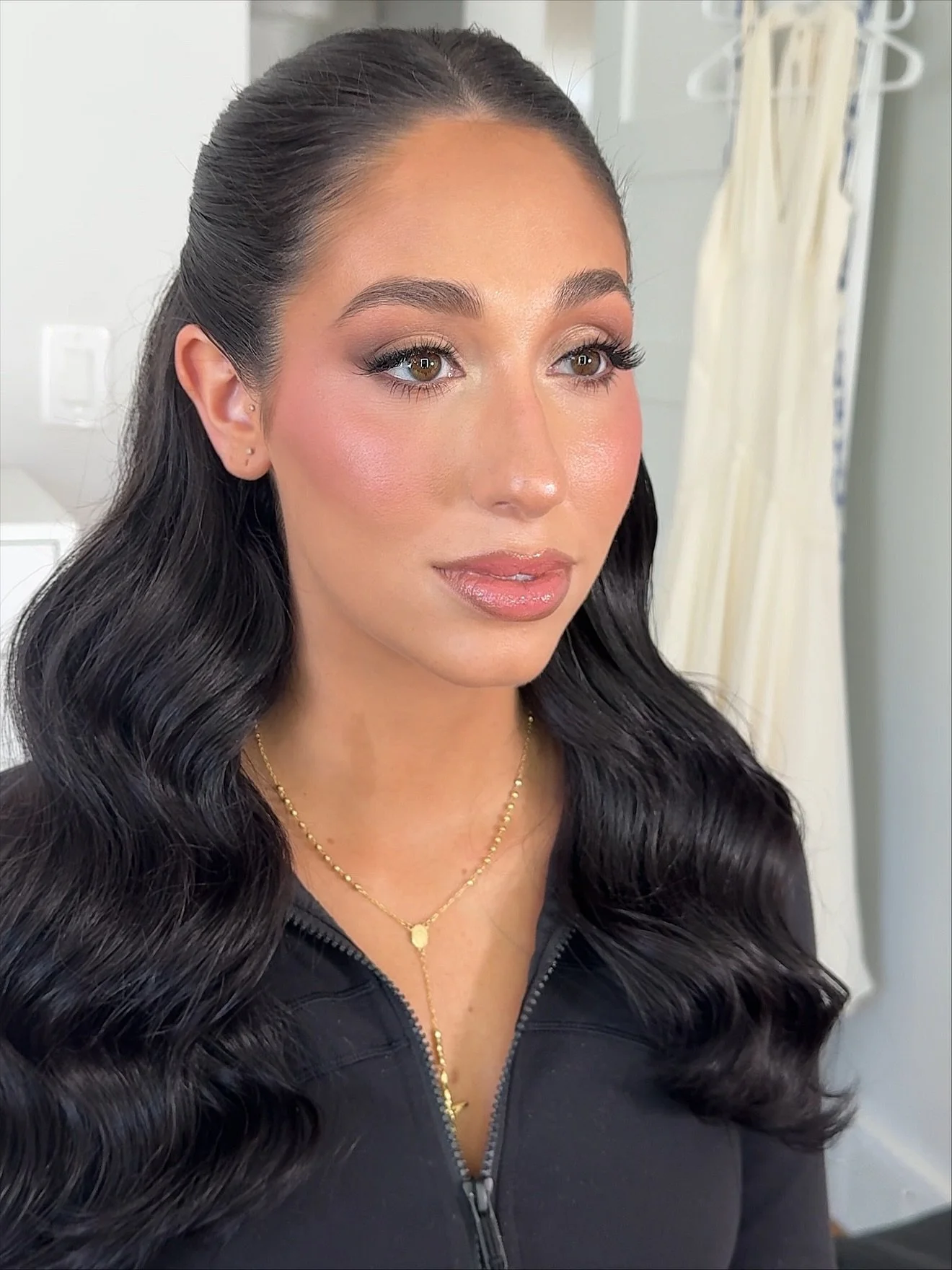 💍🌿 @sofiaraad engagement photos! Radiant + romantic vibes 〰️ This voluminous wave was done by this cutie cupcake @alenadamico @thebeautygalsofficial + spray tan by Jessica @thebronzebarmi 🤎

The style ideas for Sofia&rsquo;s shoot were: radiant sk