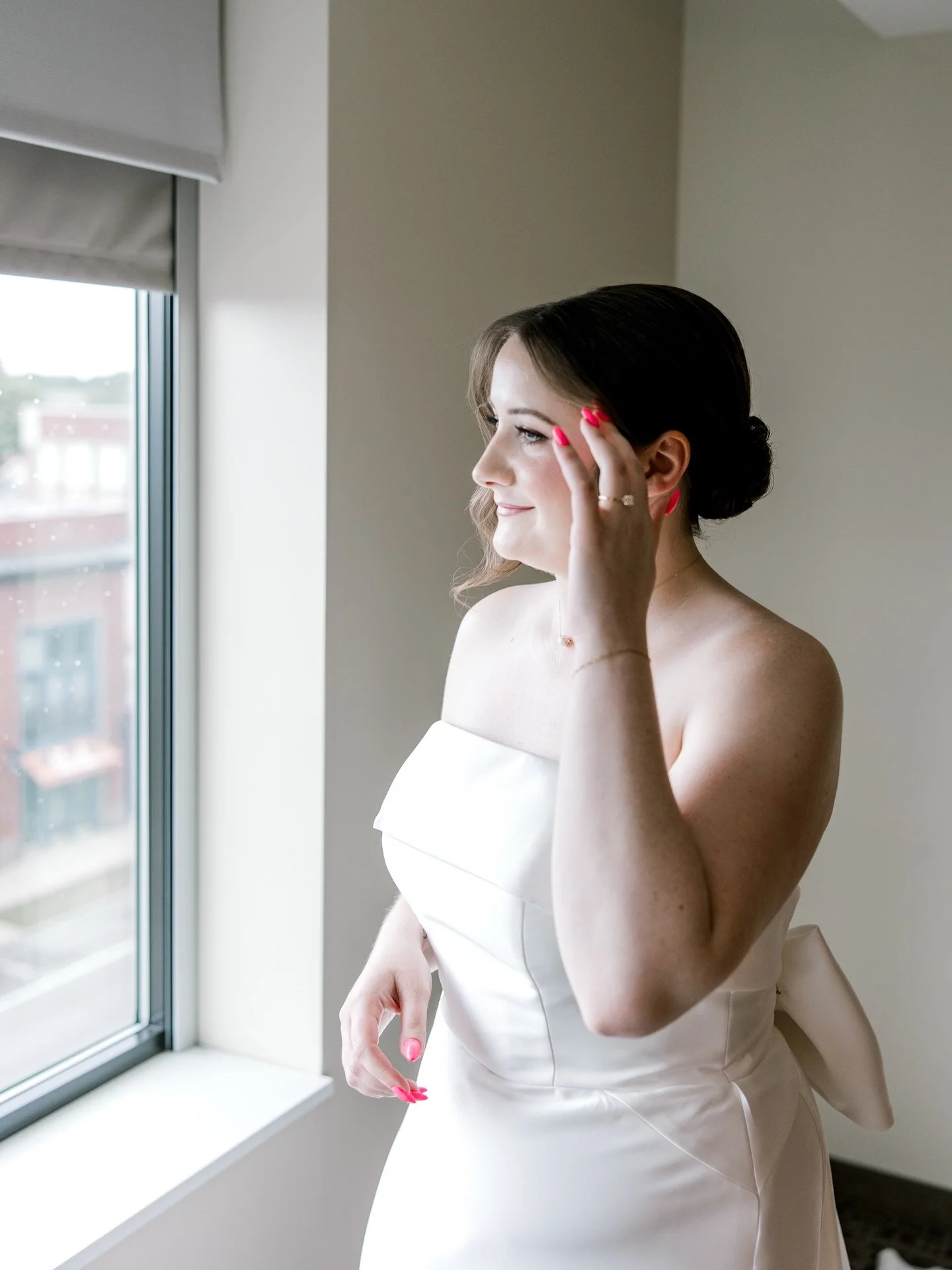 Sweet love birds ☁️🪩🎀🌿
Photo: @nicoleyeagerphotography 
Hair: @kimberleyreedhair