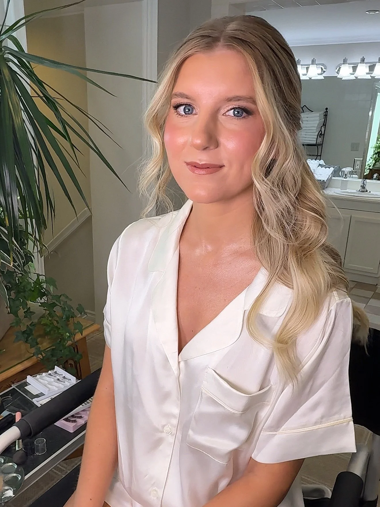 💍🌸 Jenna&rsquo;s glowy wedding day look! For her hair, she wanted effortless long-lasting waves with a little twist in the back done by amazing bridal stylist::: @nicolebristowbeauty @modishthesalon &amp; for her makeup I did glowy, radiant, and na
