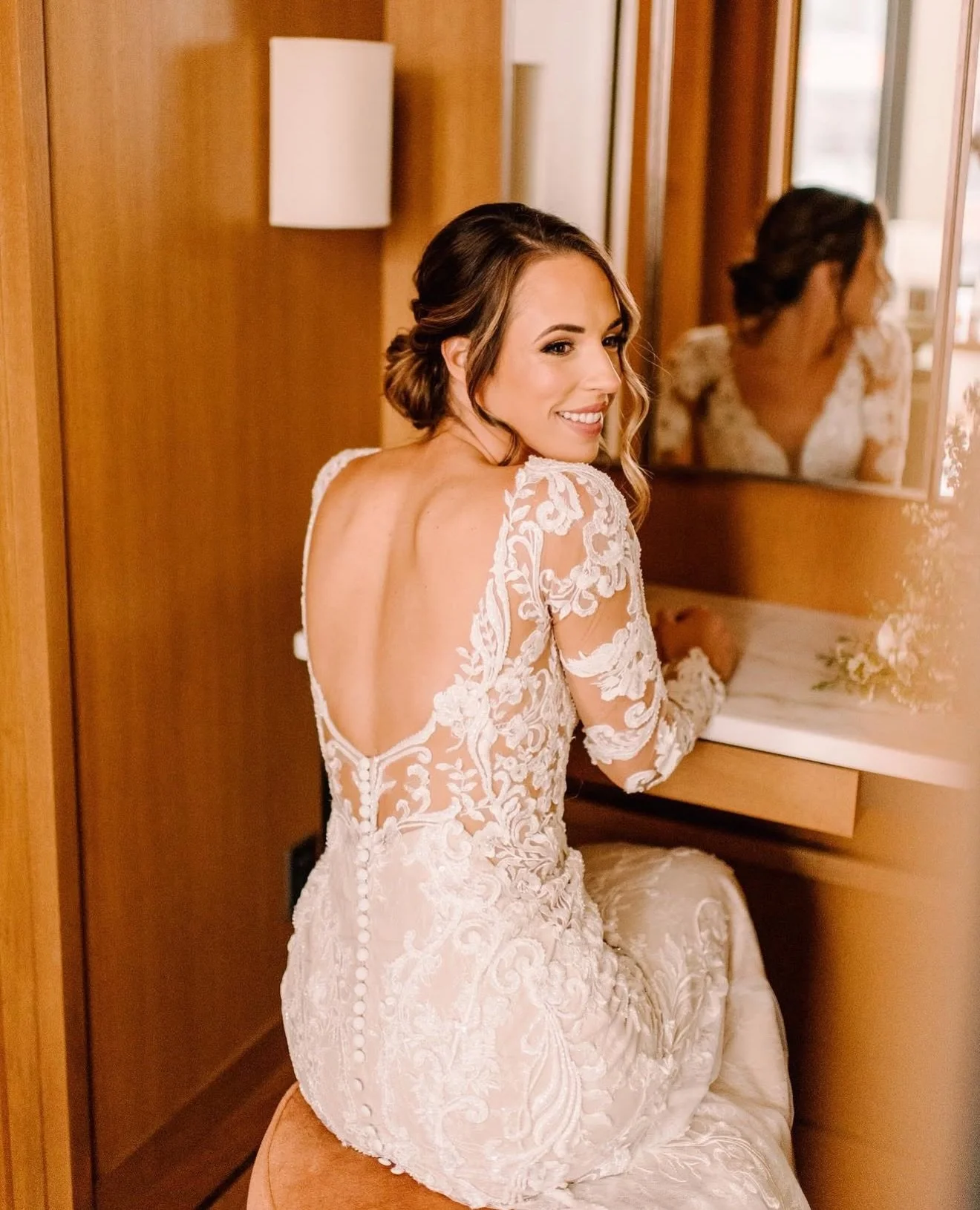🤍🕊️ Throwing it back to one of the dreamiest wedding mornings with @lindsayjuntti Still obsessed with every detail of this day! 
Hair::: @beautybyhan_pmthesalon Photography::: @justinecastlephotography Planning::: @ldtevents Florals::: @leefloralde