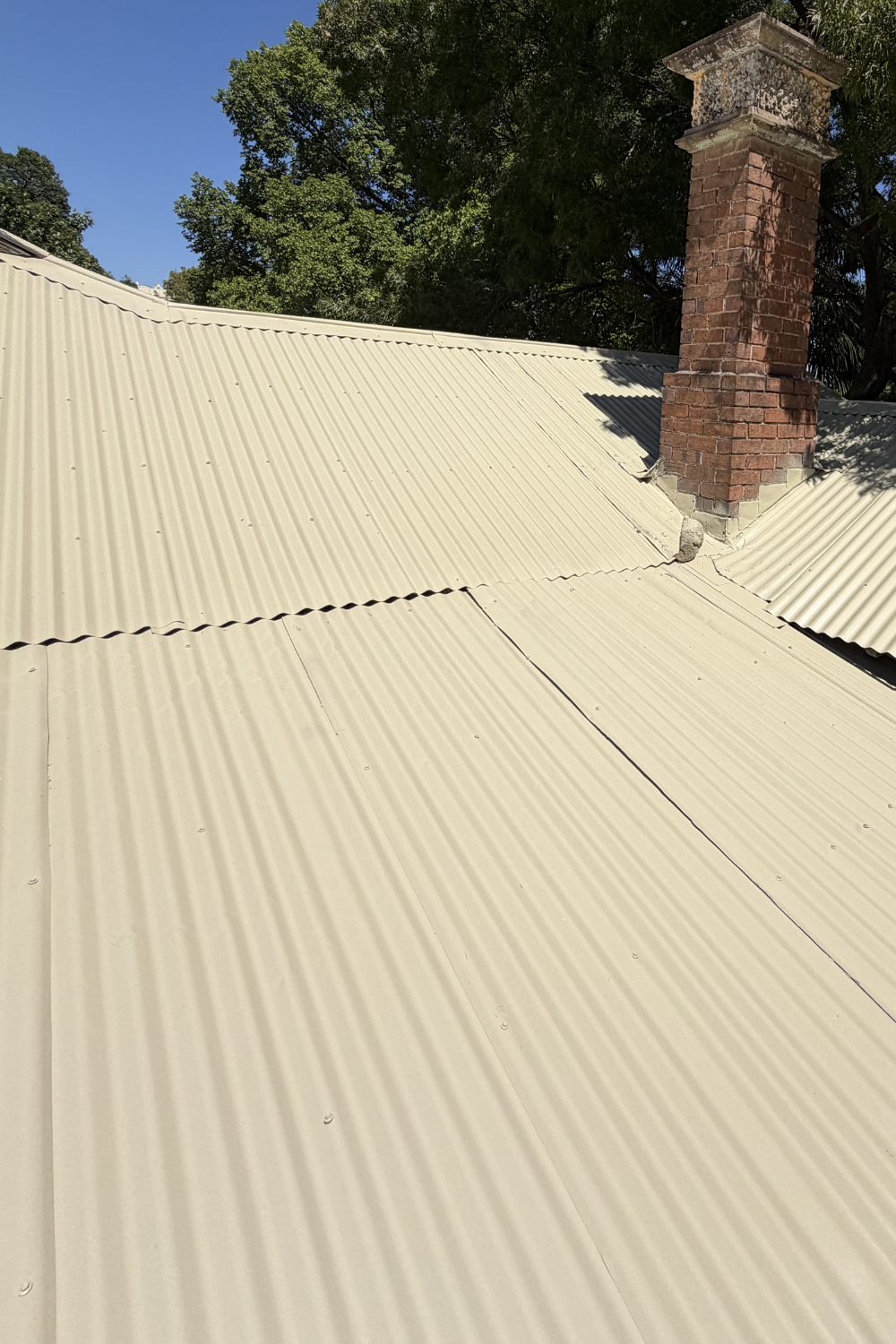 A freshly painted metal cream roof after painting in Lawgi Dawes.