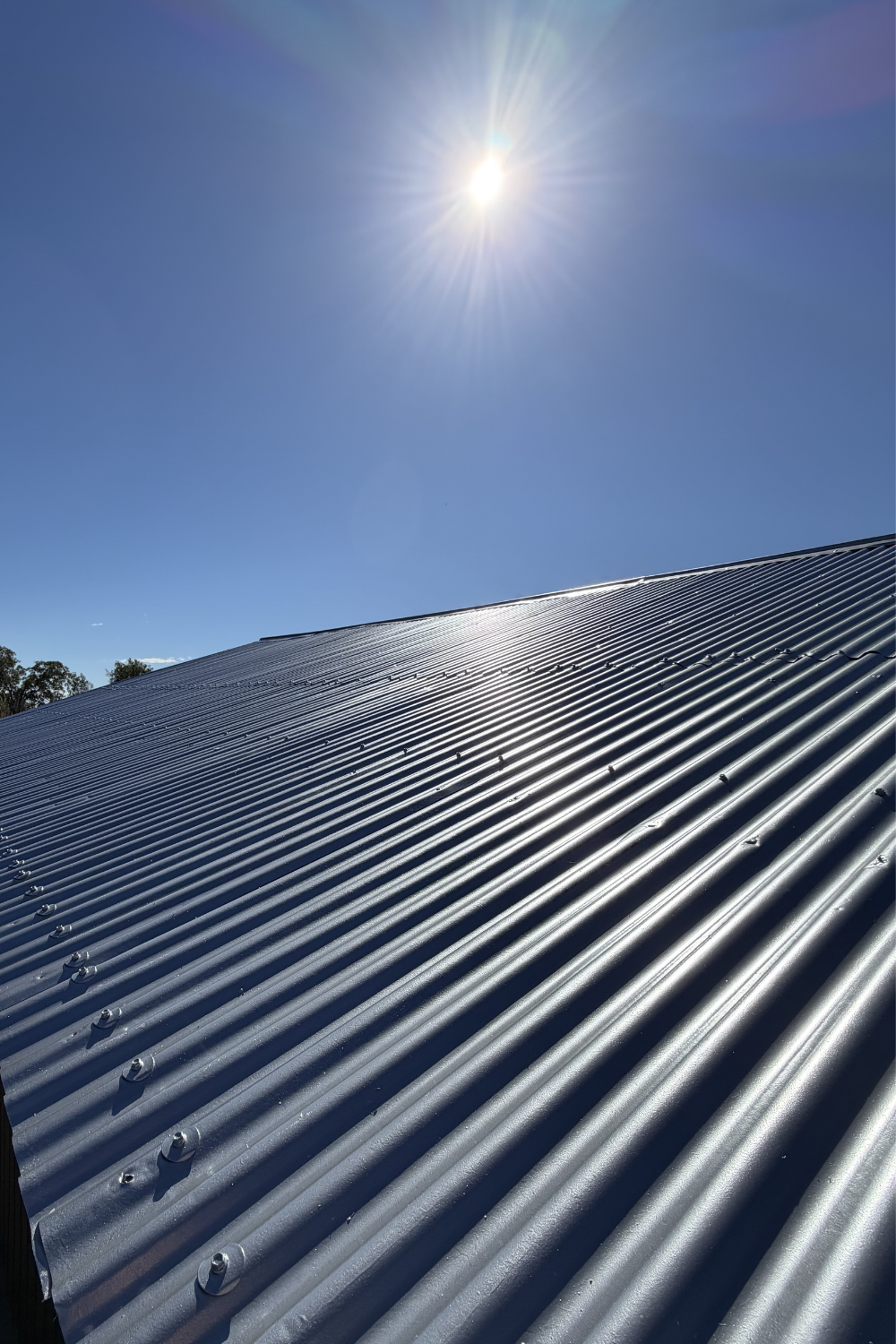 A freshly painted metal roof in Moura after painting silver.