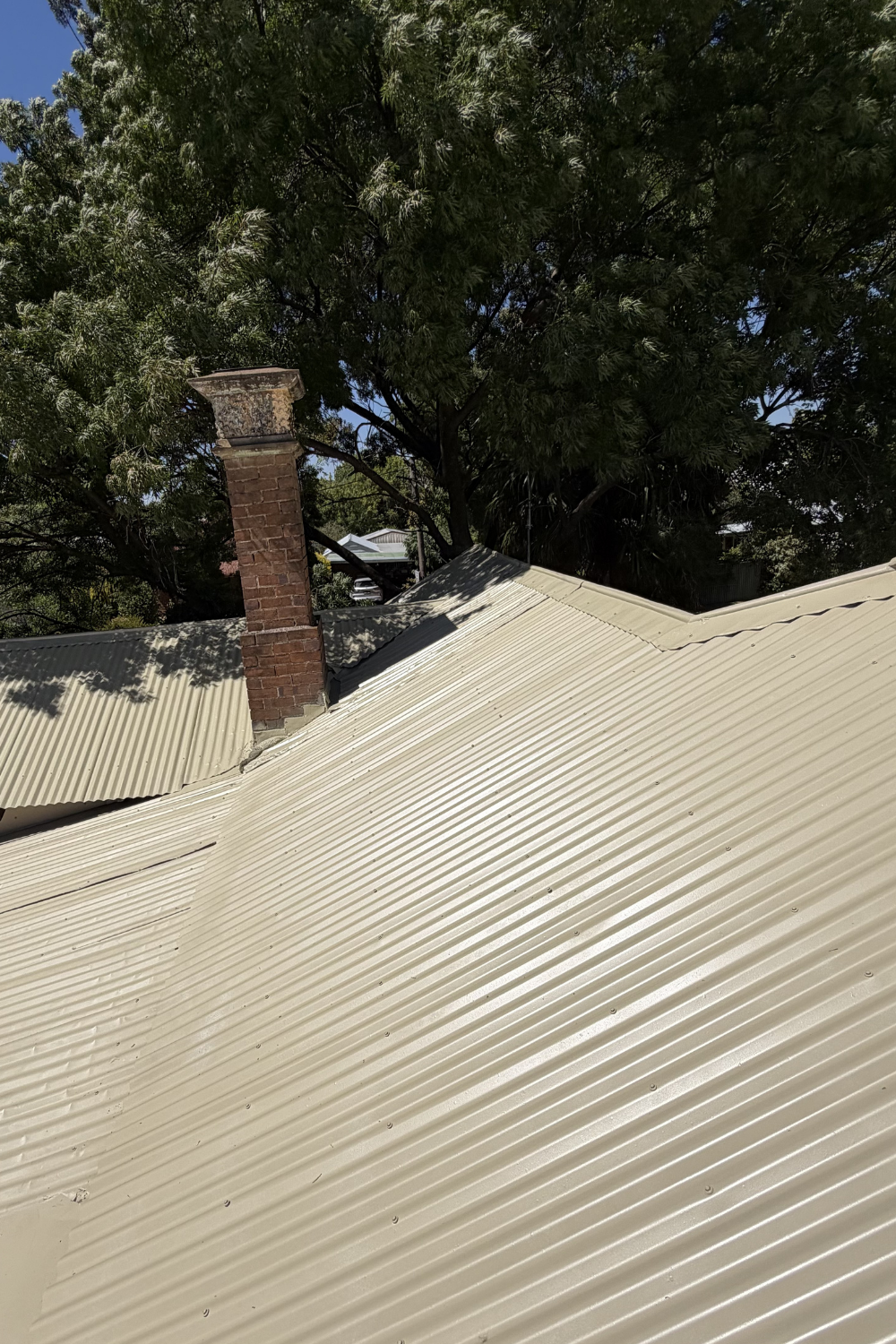 A freshly painted cream metal roof near Arcadia Valley.