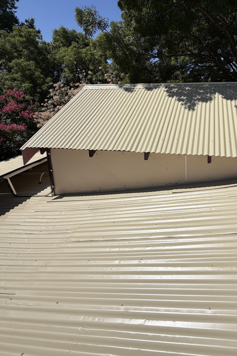 A freshly painted metal roof in Dixalea after painting cream with Duluxe.
