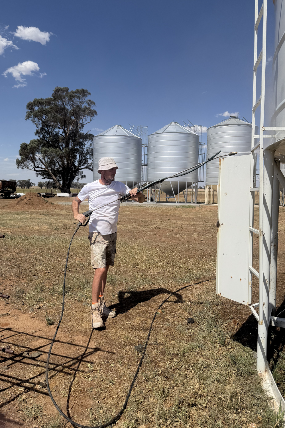 Alfie Hendry painting a farm silo in Rolleston, Queensland.
