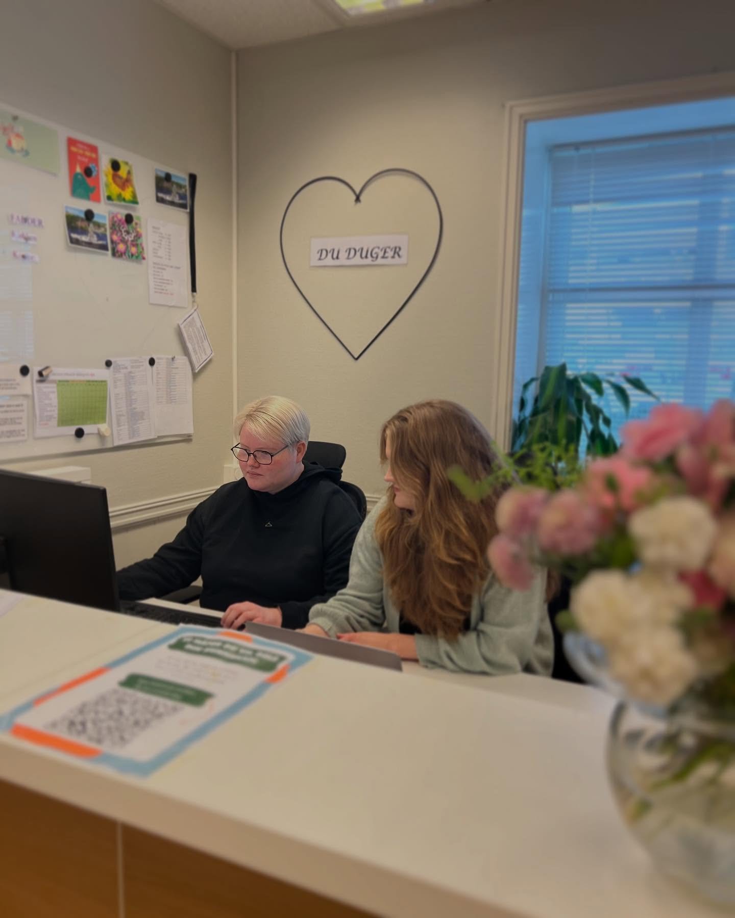 I mai er det veldig mange fridager, 
men har du tenkt over at hvis du ikke har en jobb &aring; g&aring; til, eller rutiner i hverdagen, 
s&aring; flyter disse dagene bare over i hverandre?

Fontenehuset Gj&oslash;vik bidrar til struktur, tilh&oslash;
