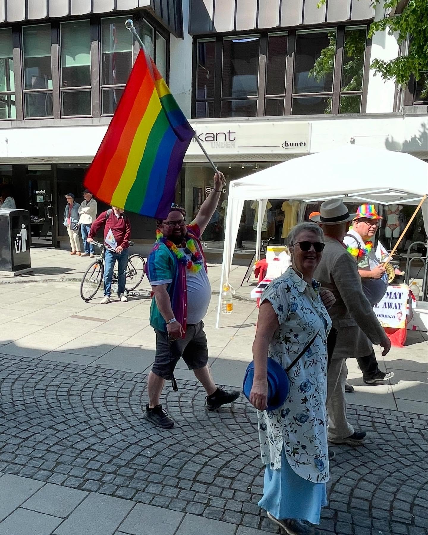 P&aring; l&oslash;rdag var dagen for &aring;rets Pride-feiring p&aring; Gj&oslash;vik, og det var en flott kick-off til Pride-m&aring;neden juni. 

Vi velger n&aring; &aring; skifte profilbildet v&aring;rt i juni for &aring; vise at Fontenehuset er e