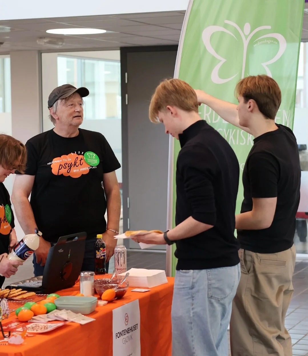 🦋
I dag er det Verdensdagen for Psykisk helse, og vi st&aring;r p&aring; NTNU og deler ut vafler til studentene og oppfordrer dem til &aring;:
-ta vare p&aring; seg sj&oslash;l ved &aring; ikke isolere seg og be om hjelp om de trenger det
-at de ska