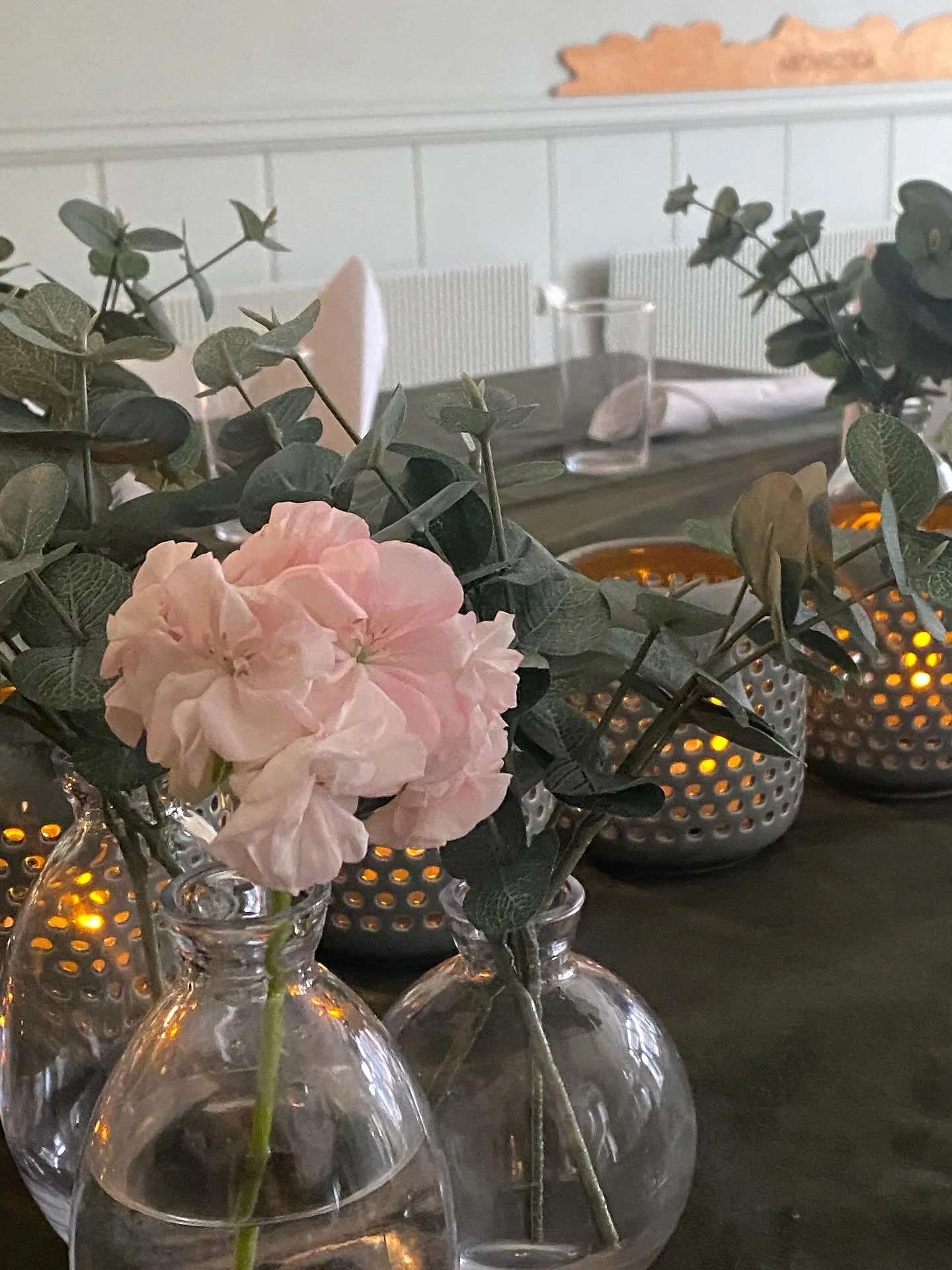 Hver f&oslash;rste helg i m&aring;neden har vi s&oslash;ndagsmiddag p&aring; Fontenehuset🧡
Da koser vi oss sammen med &aring; lage mat, pynte bord og skravler sammen om de utroligste ting!
I dag har noen av temaene v&aelig;rt; rotter, AI, brun saus 