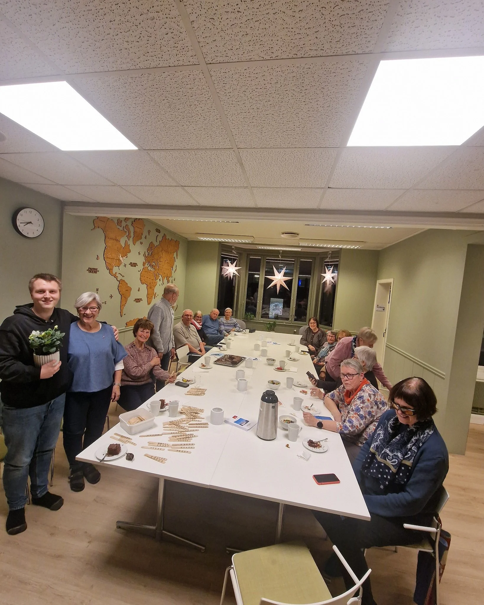I g&aring;r valgte Nasjonalforeningen Gj&oslash;vik Demensforening &aring; ha sitt medlemsm&oslash;te hos oss, og vi fikk lov &aring; fortelle om og vise frem det flotte, nyoppussede huset v&aring;rt. Vi fikk ogs&aring; en flott julerose som takk. St