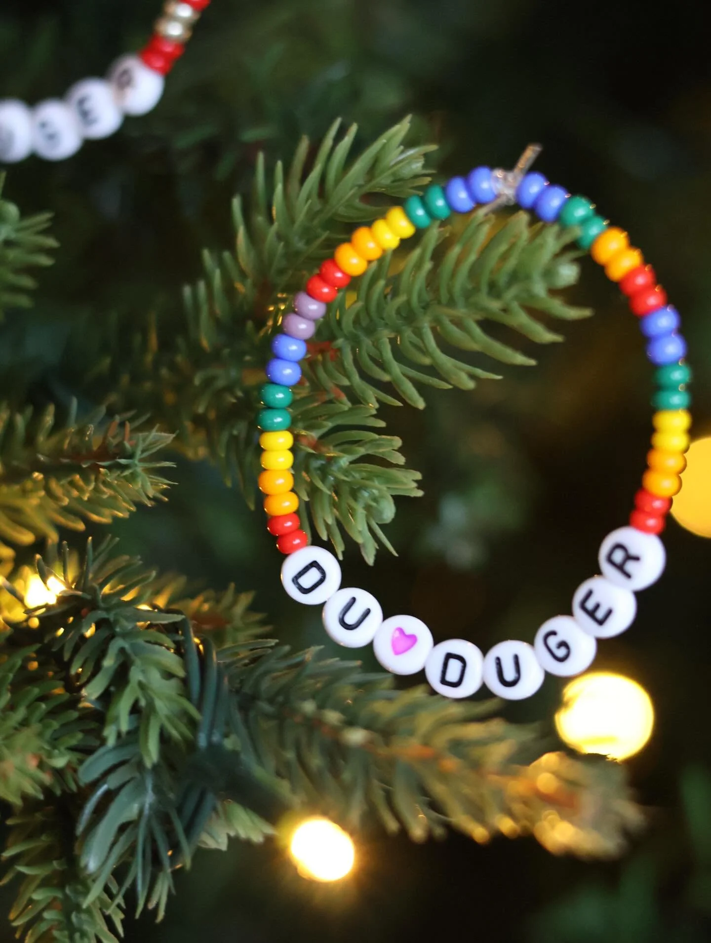 Lurer du p&aring; hva du skal gi i julegave,eller trenger du noe ekstra &aring; legge ved gaven du allerede har? 🎁 Vi lager kjempefine armb&aring;nd med et viktig budskap. &Aring;rmb&aring;ndet koster 50kr og pengene g&aring;r tilbake til husets fri