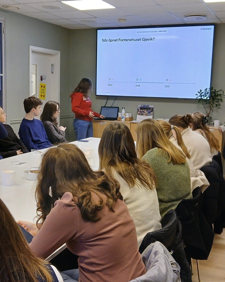 🔥 Denne uken fikk vi bes&oslash;k av flotte elever fra Helse og Oppvekst VG1 ved Lena Valle VGS! 🧡

Ung p&aring; Huset holdt foredrag og quiz om Fontenehuset &ndash; med str&aring;lende engasjement fra gjengen! 🙌

Vi elsker &aring; dele budskapet 