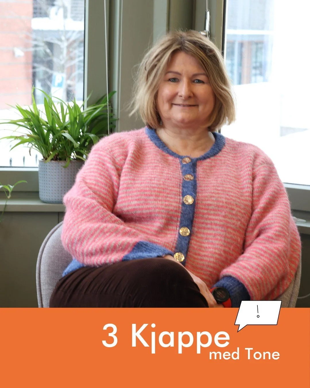 3 kjappe 🎤
Vi gir ordet til medlemmene v&aring;re! 
Gjennom tre korte sp&oslash;rsm&aring;l deler de litt om sin historie, 
hverdagen sin og hva Fontenehuset betyr for dem.
I dag presenterer vi Tone🧡

 #fontenehusetgj&oslash;vik #psyktbraarbeidspla