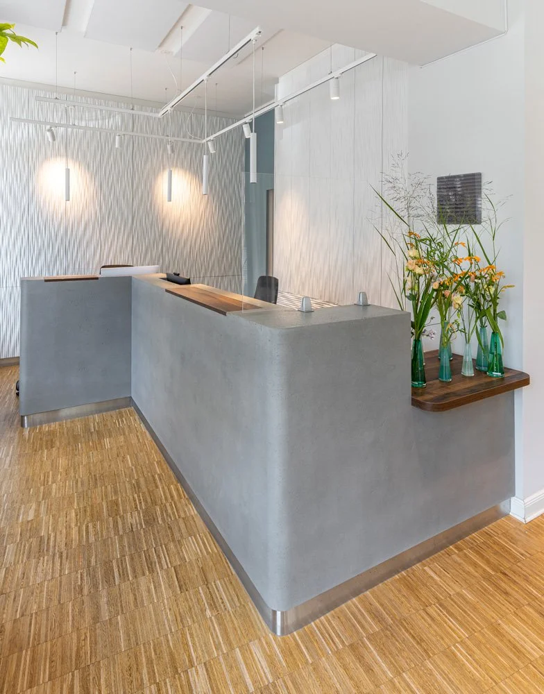 betonmoebel-tresen-arztpraxis-berlin-hochformat.jpg