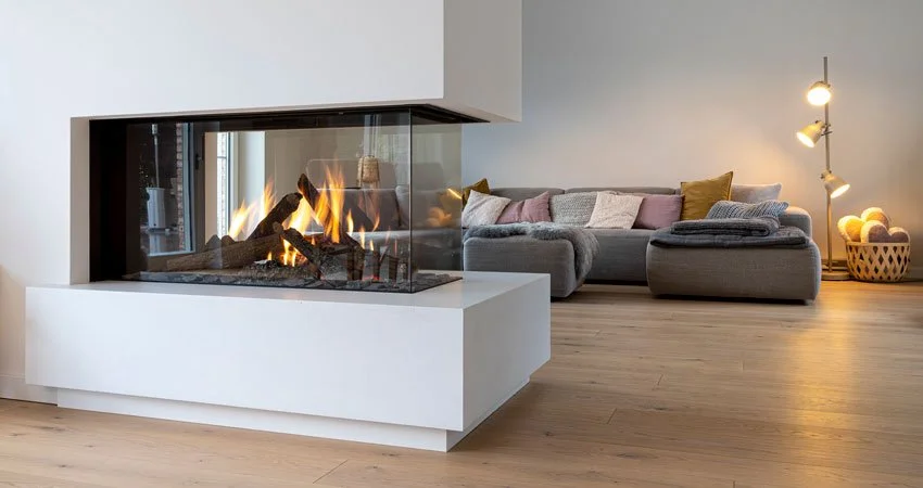 Kaminverkleidung aus weißem Glasfaserbeton im Wohnzimmer – Sichtbeton Innenbereich