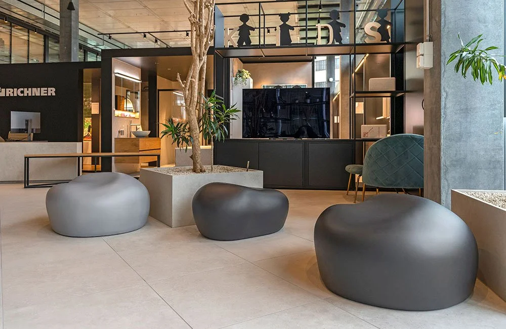 Pebstones Sitzsteine aus Glasfaserbeton im Sihlcity Zürich – Sitzkiesel Anthrazit