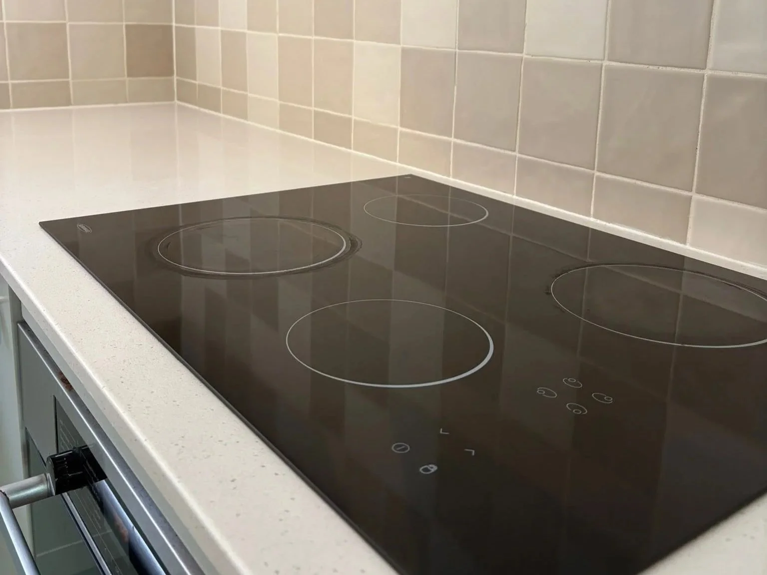 Clean cook top with tiles and bench