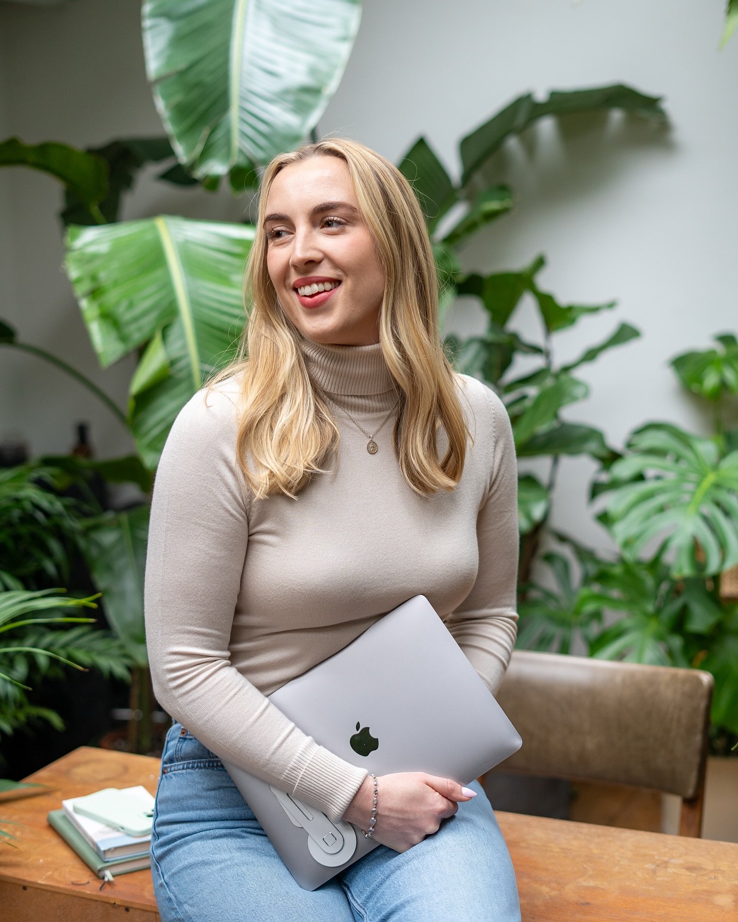 THIS is the most underrated skill in business. And it might surprise you&hellip;

LISTENING!👂

I&rsquo;ve always been a listener, not a talker. 

It helps me process my thoughts and understand people on a deeper level.

Plus, I genuinely care about 