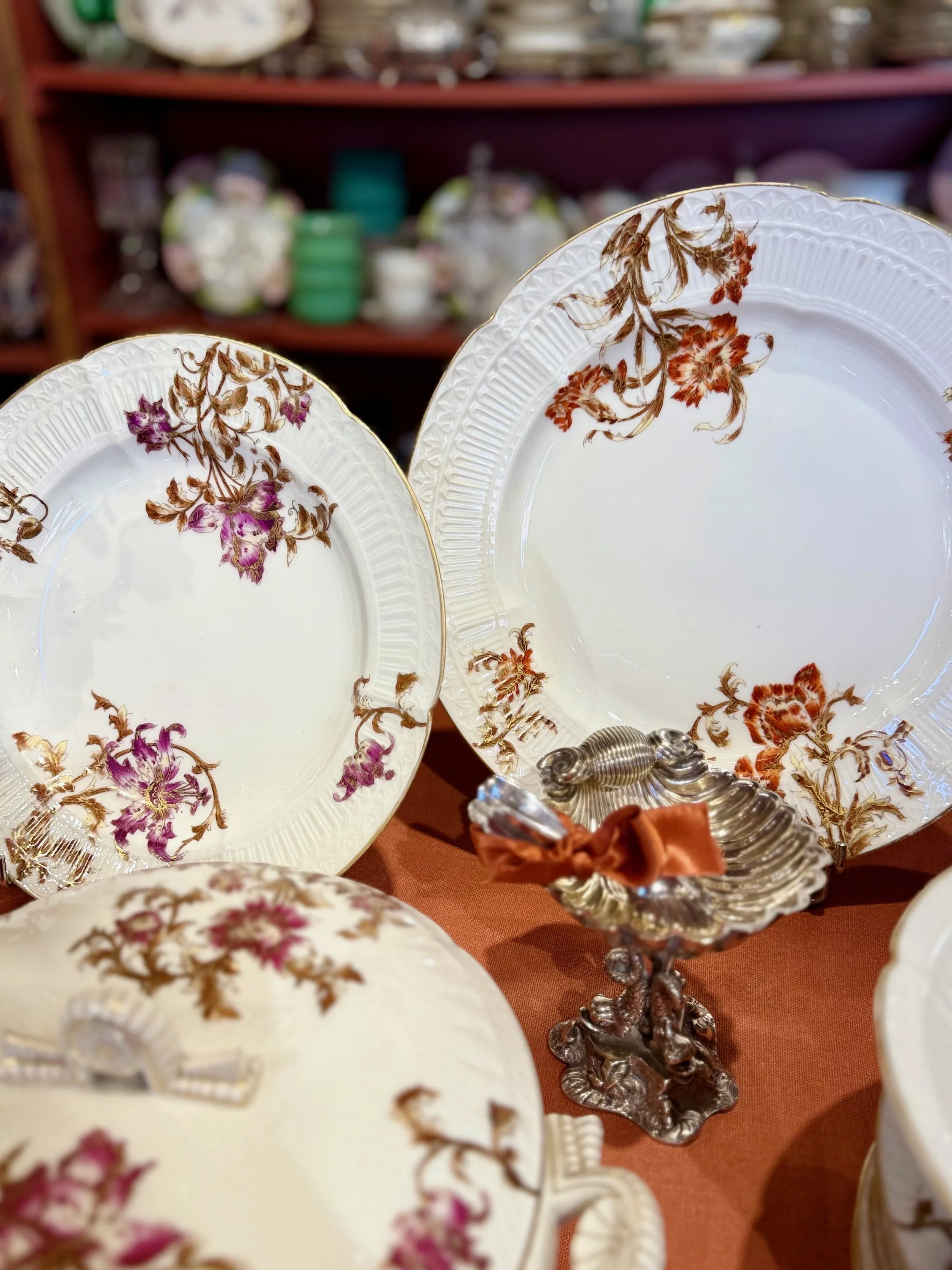 Magnifique service en porcelaine de Paris à décor de fleurs, XIXème
