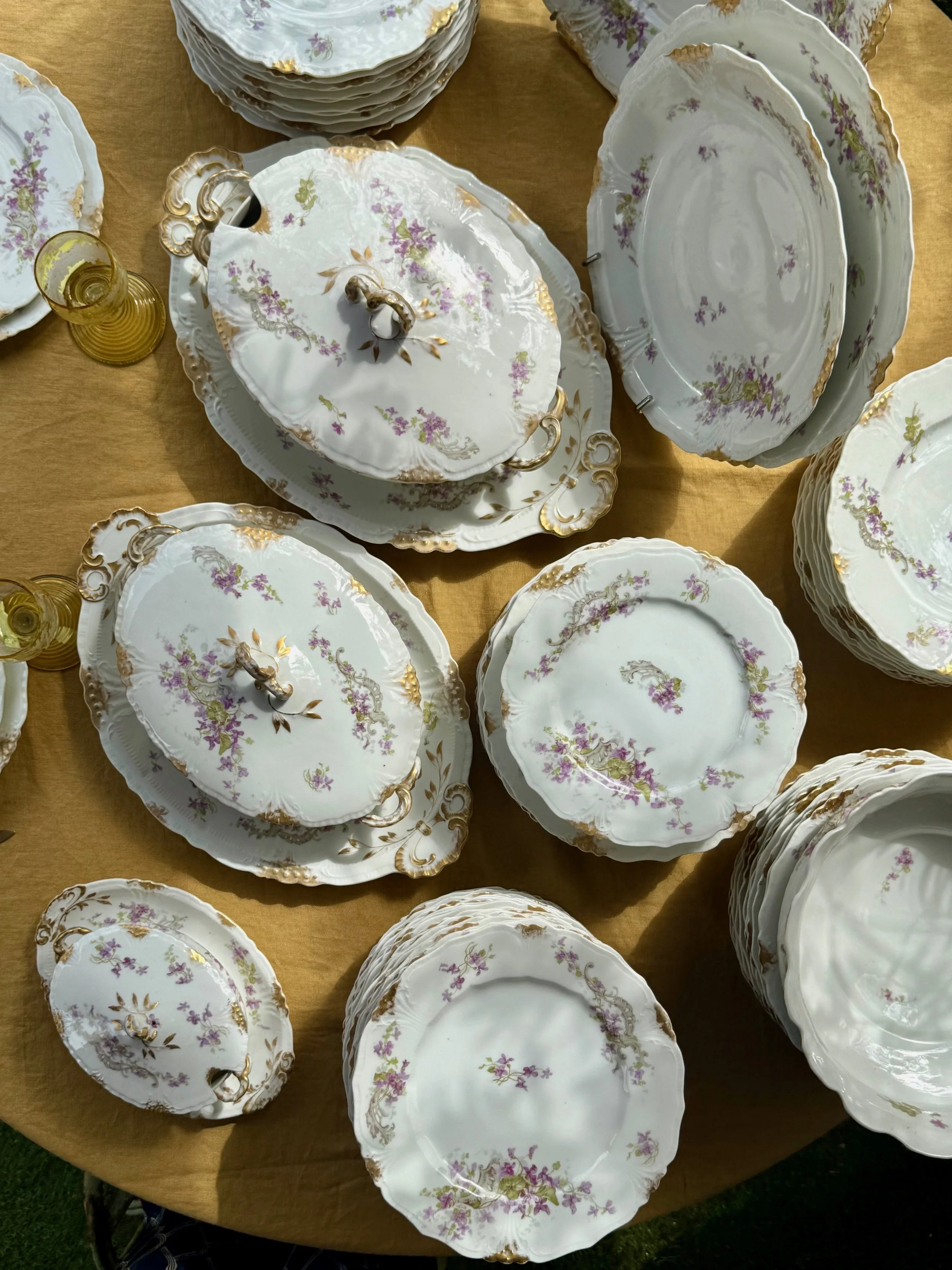 Service "aux violettes" en porcelaine de Paris, fin XIXème