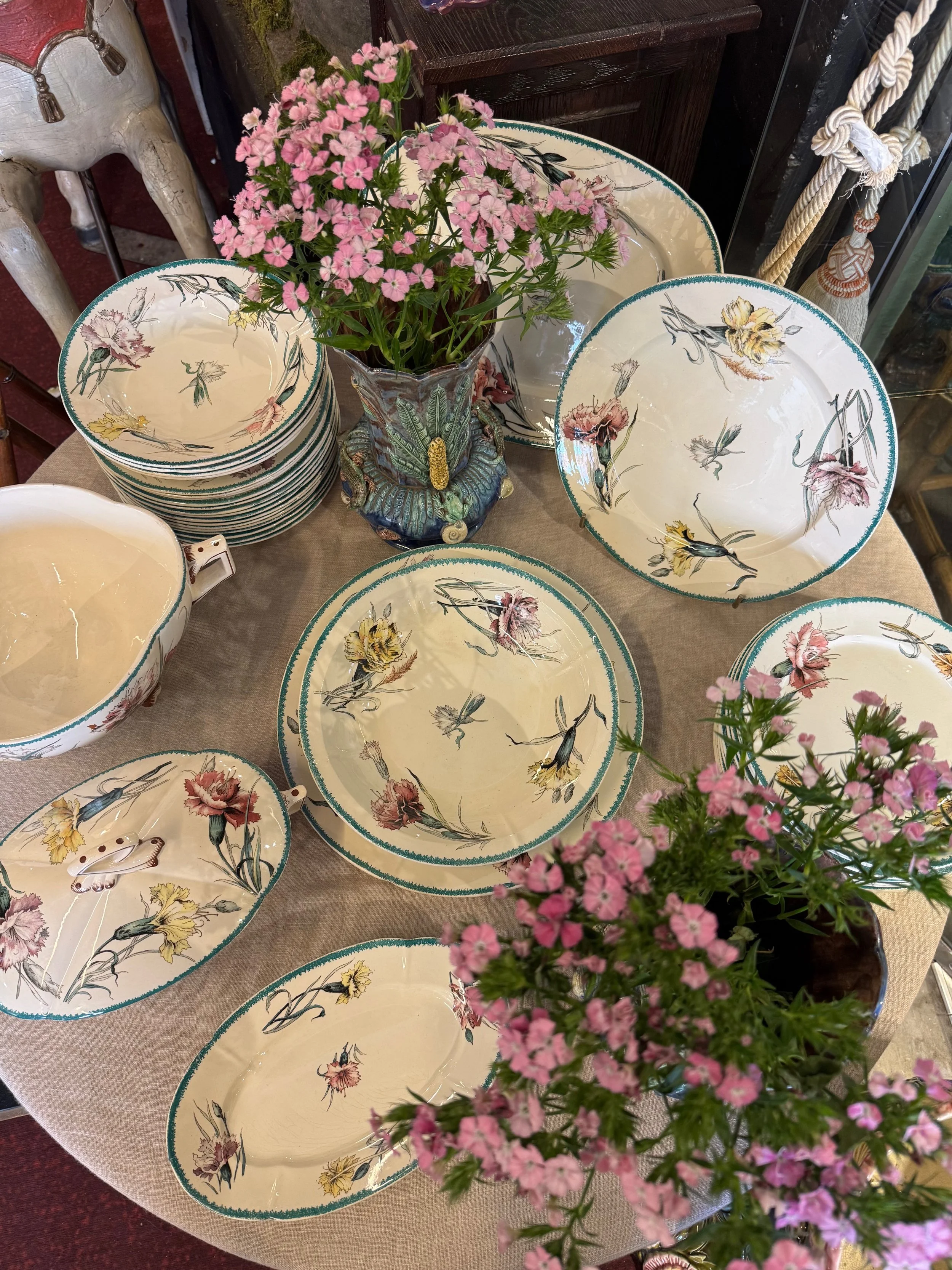Petit service en faïence Sarreguemines à motifs floraux, circa 1900