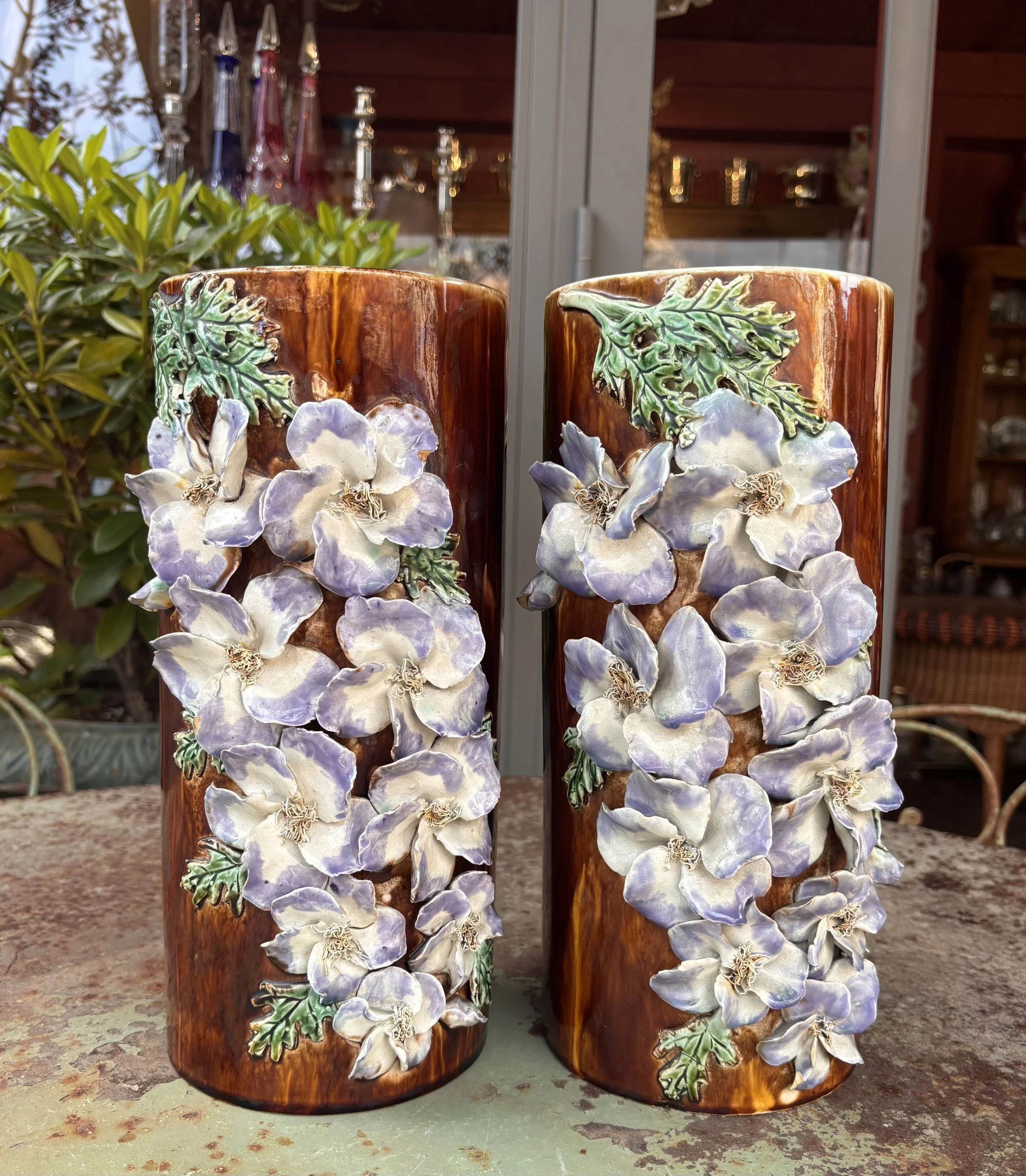 Paire de vases en barbotine, XIXème siècle