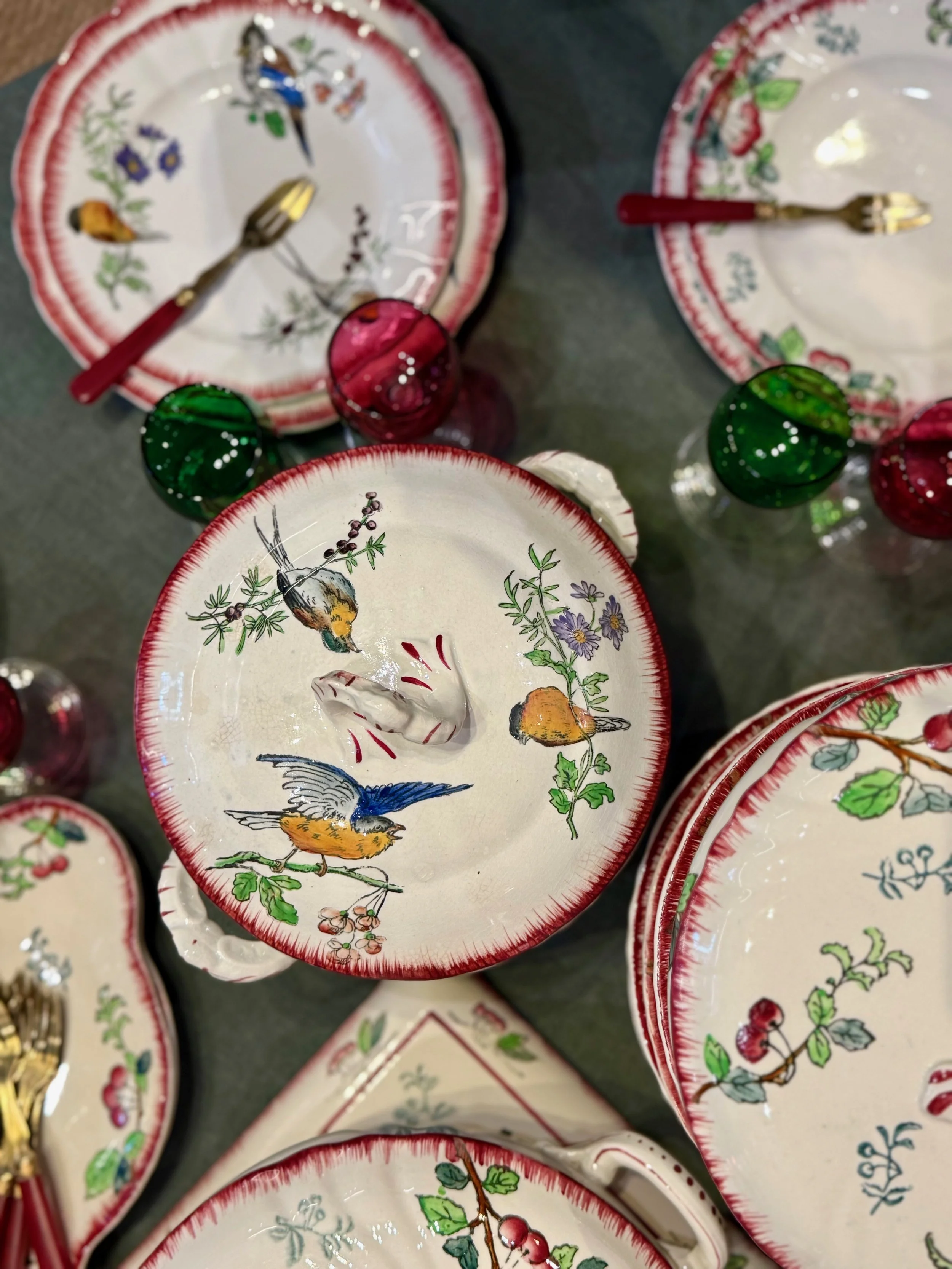 Magnifique ensemble de deux services Terre de fer "Les Oiselets" et "Les Cerises", fin XIXème